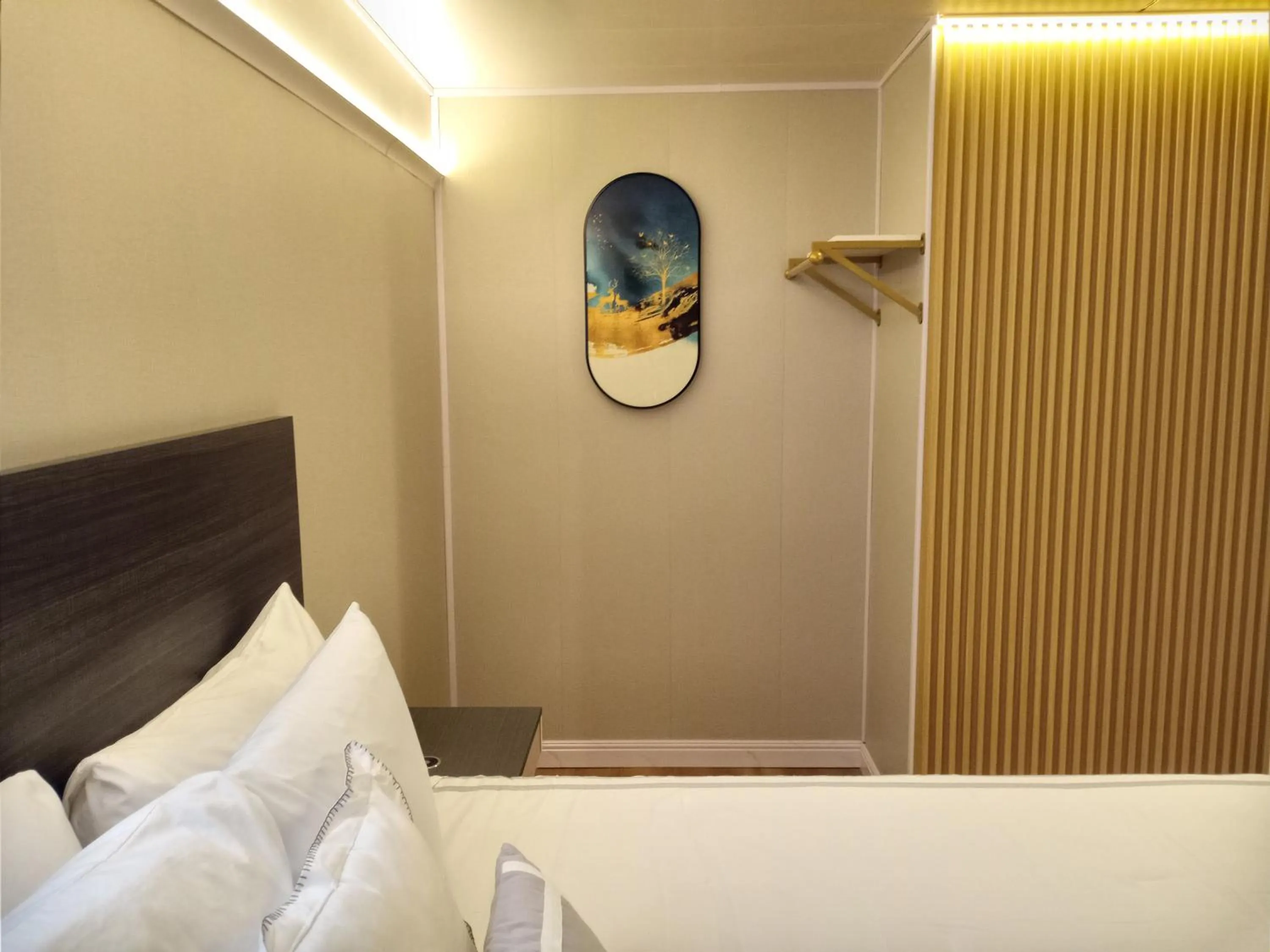 Bed in Mountain View Motel