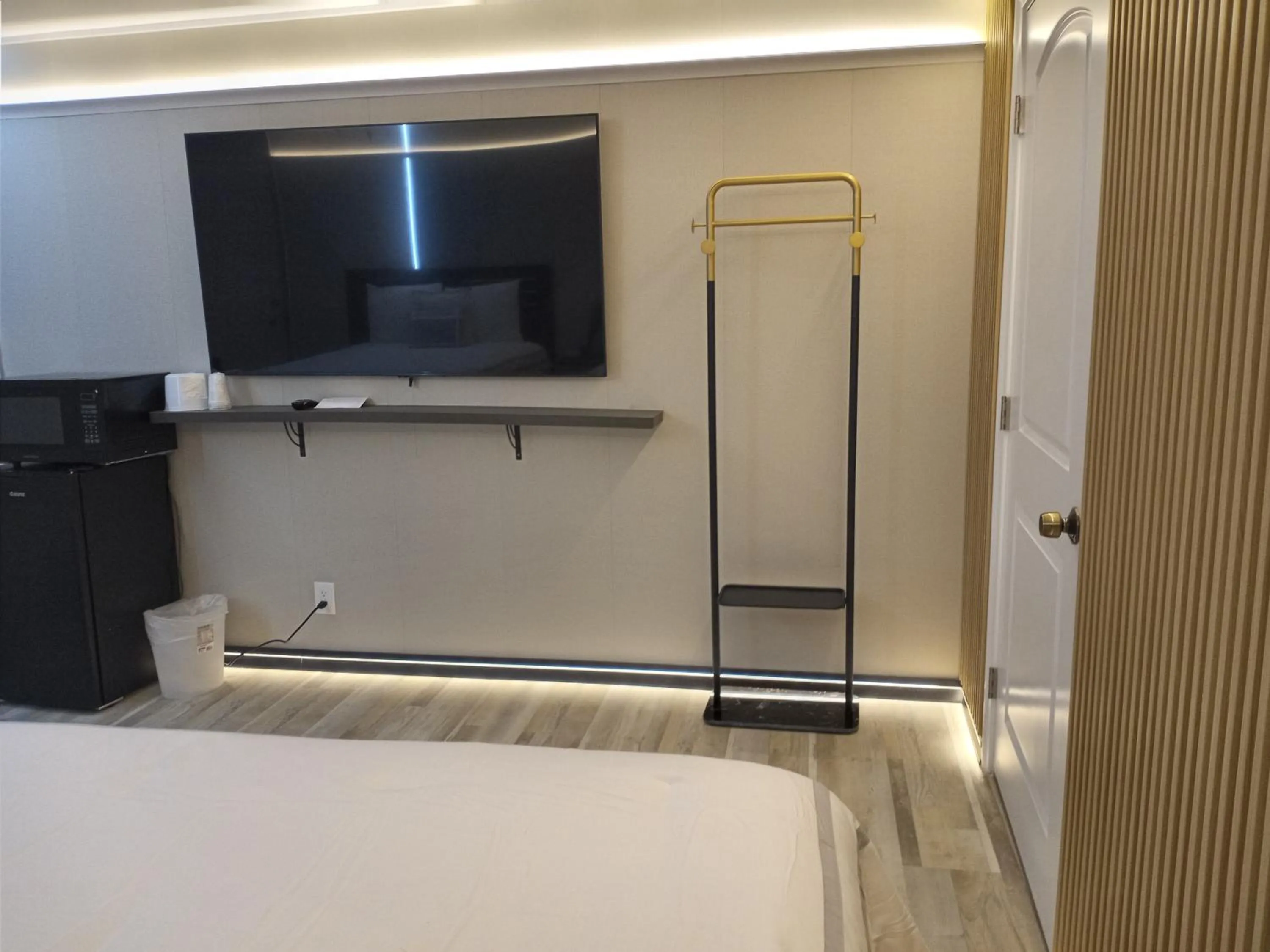 TV and multimedia, Bed in Mountain View Motel