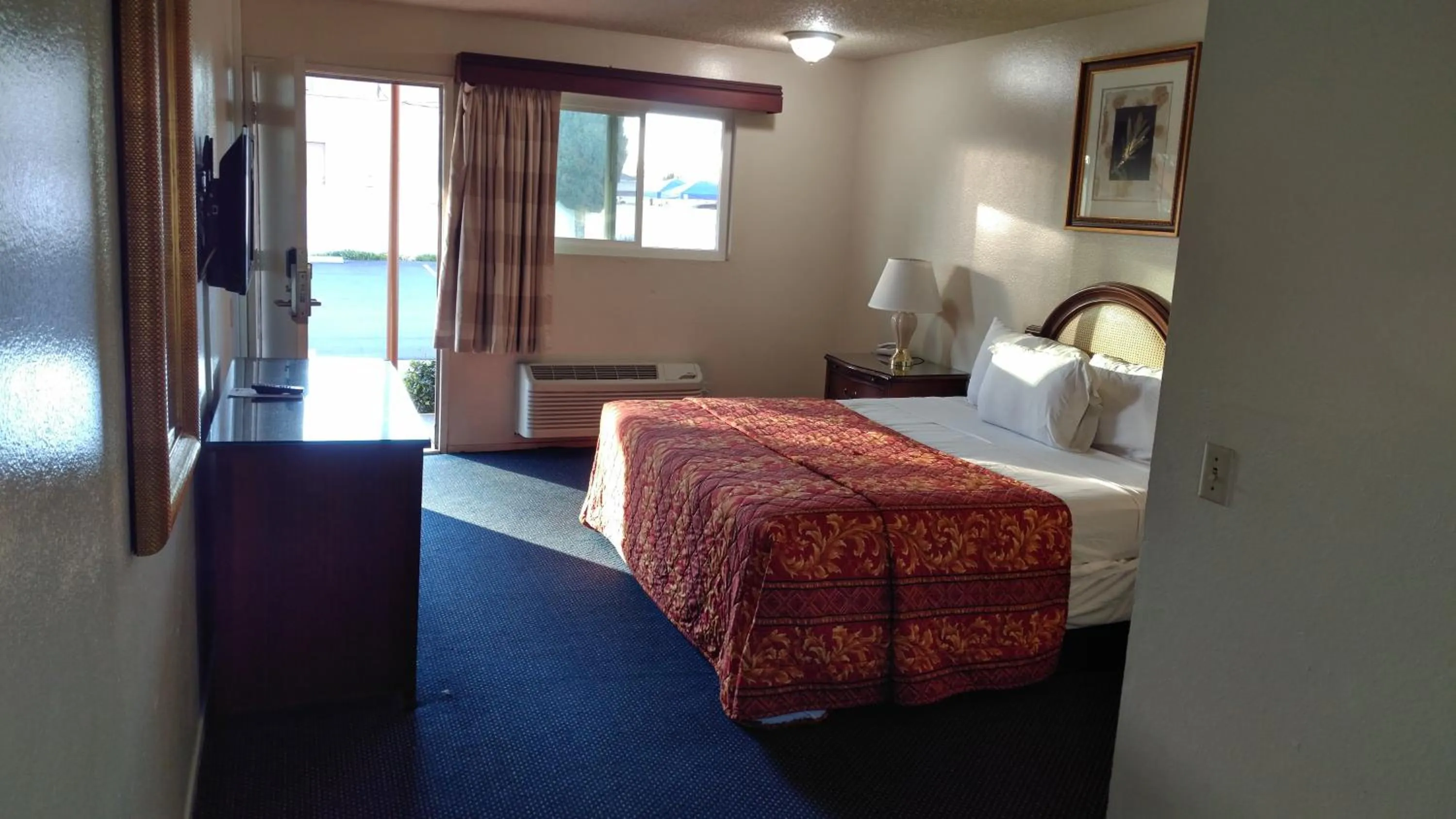 Photo of the whole room, Bed in Valley Hotel