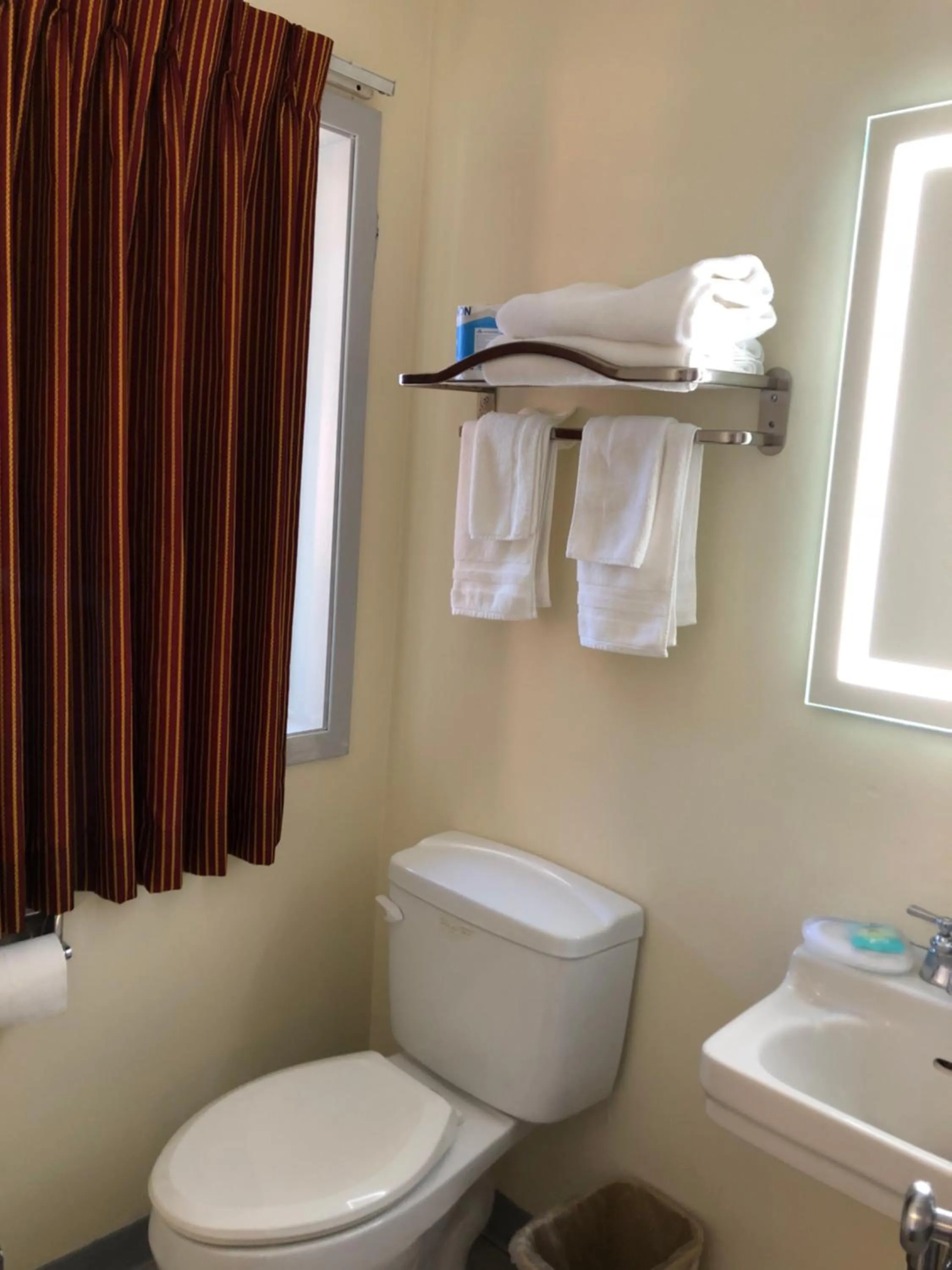 Deluxe Queen Room in Monticello Motel