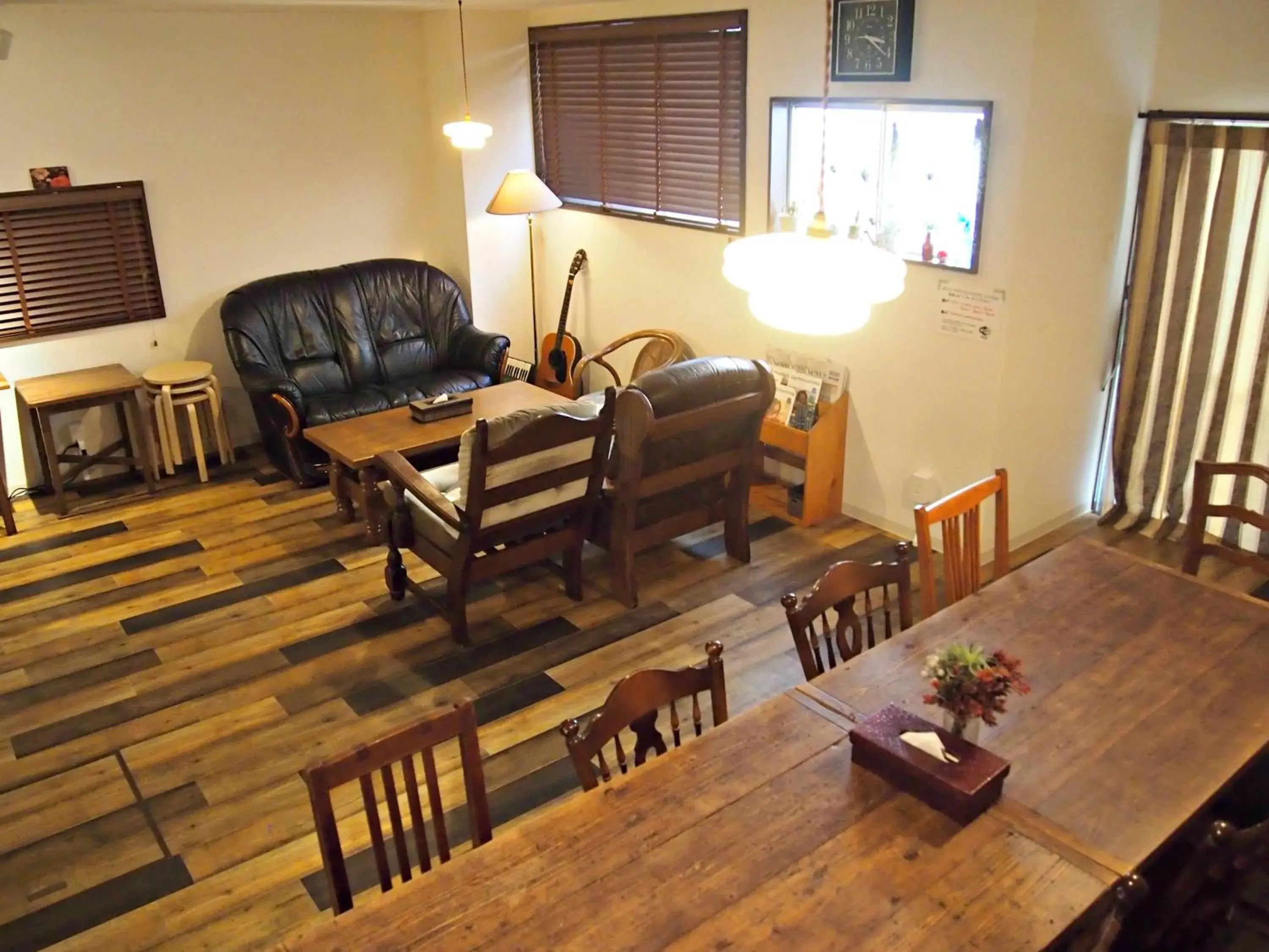 Lounge or bar in J-Hoppers Hiroshima Guesthouse Lounge or bar in J-Hoppers Hiroshima Guesthouse