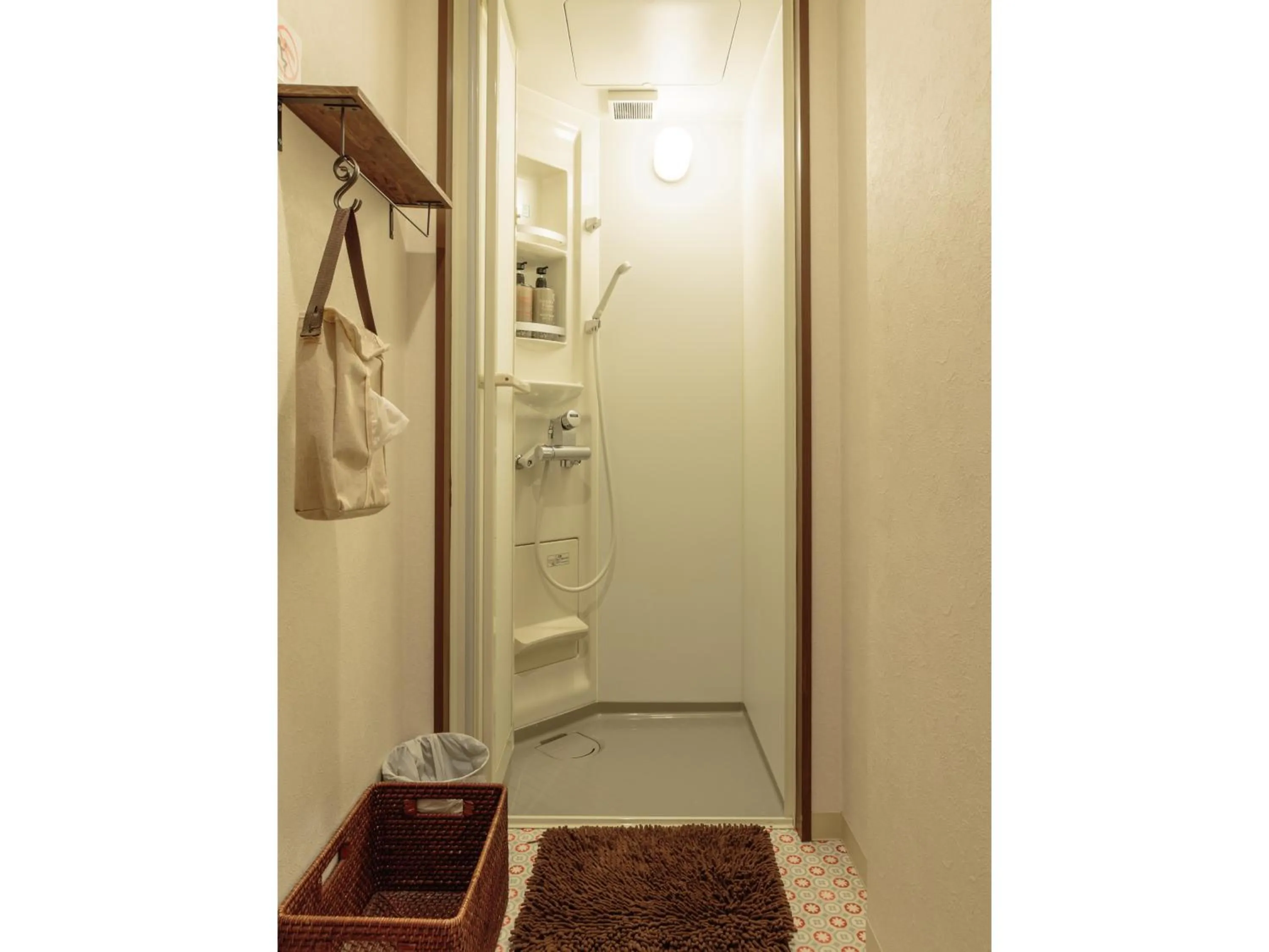 Shower in J-Hoppers Hiroshima Guesthouse