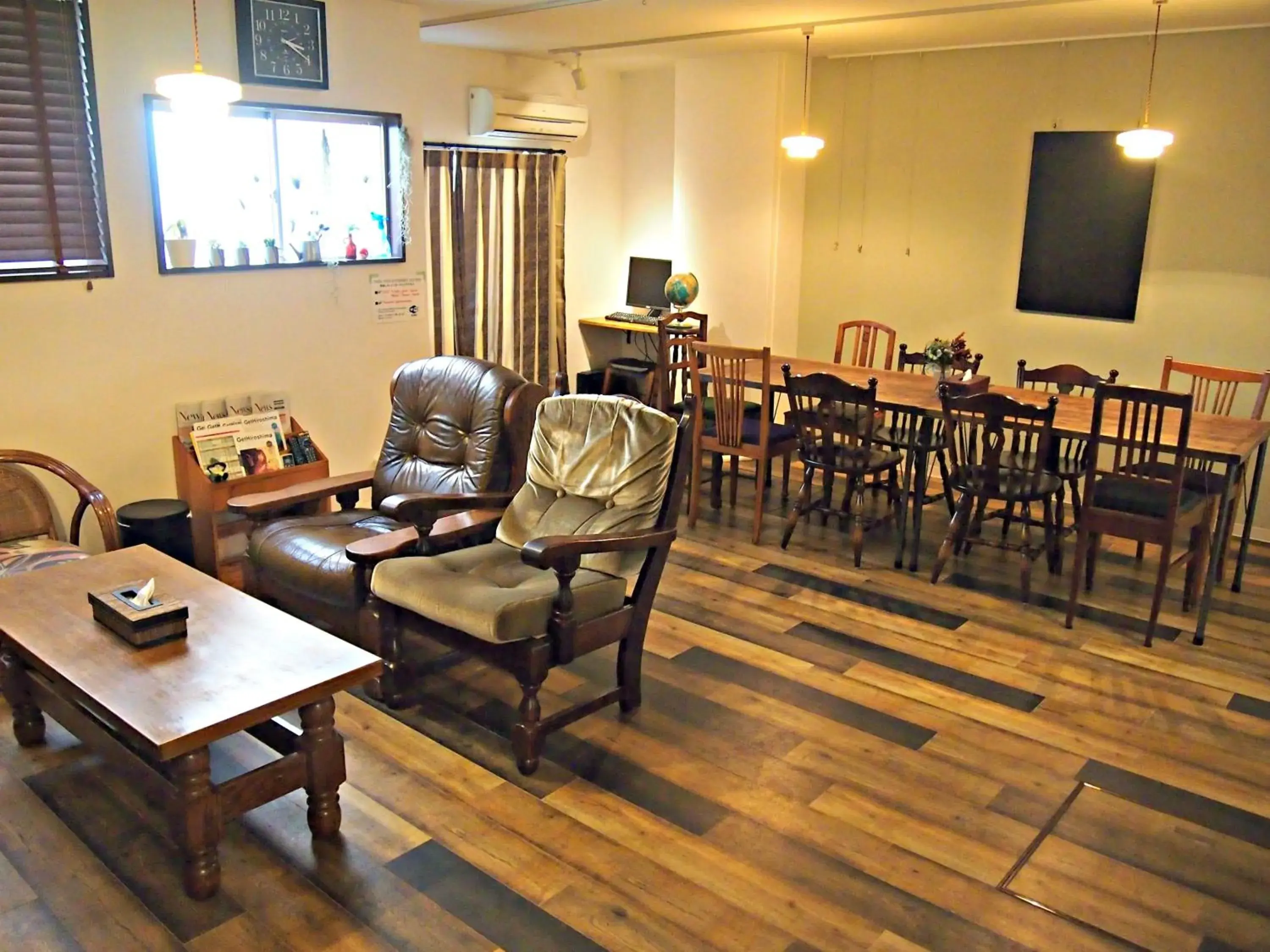 Lounge or bar in J-Hoppers Hiroshima Guesthouse Lounge or bar in J-Hoppers Hiroshima Guesthouse