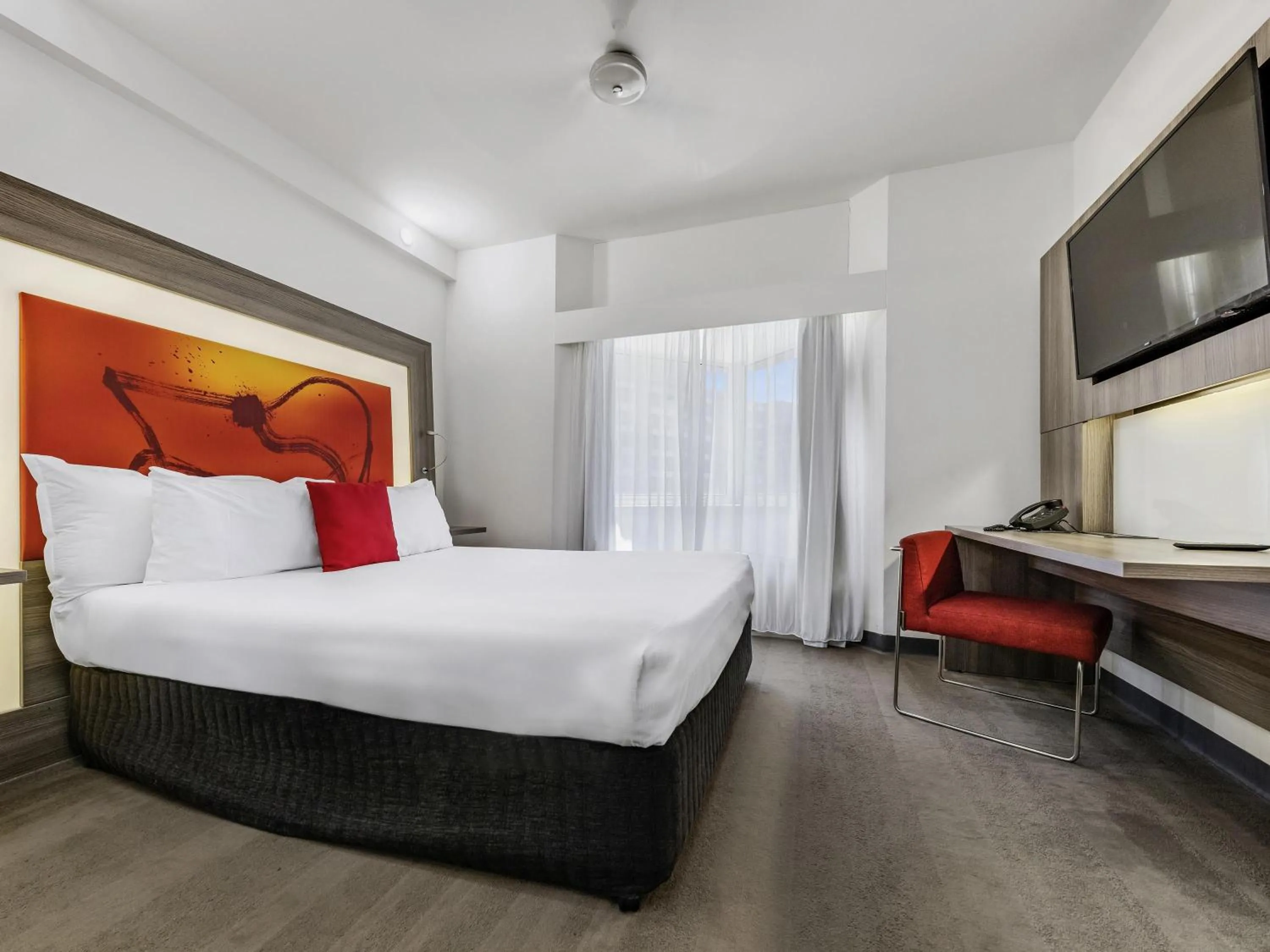 Bedroom, Bed in Novotel Darwin CBD