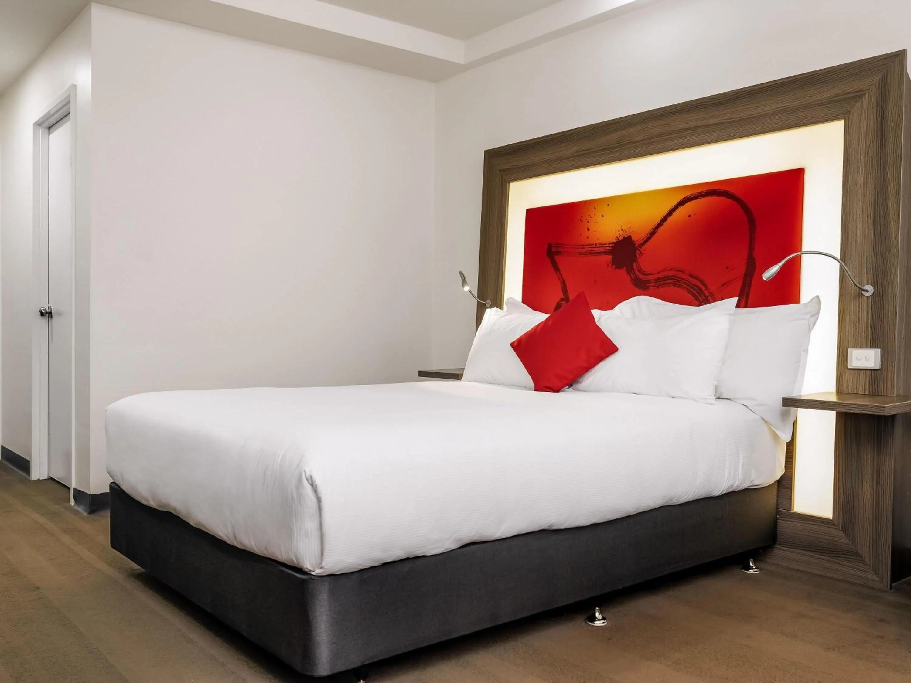 Bedroom, Bed in Novotel Darwin CBD