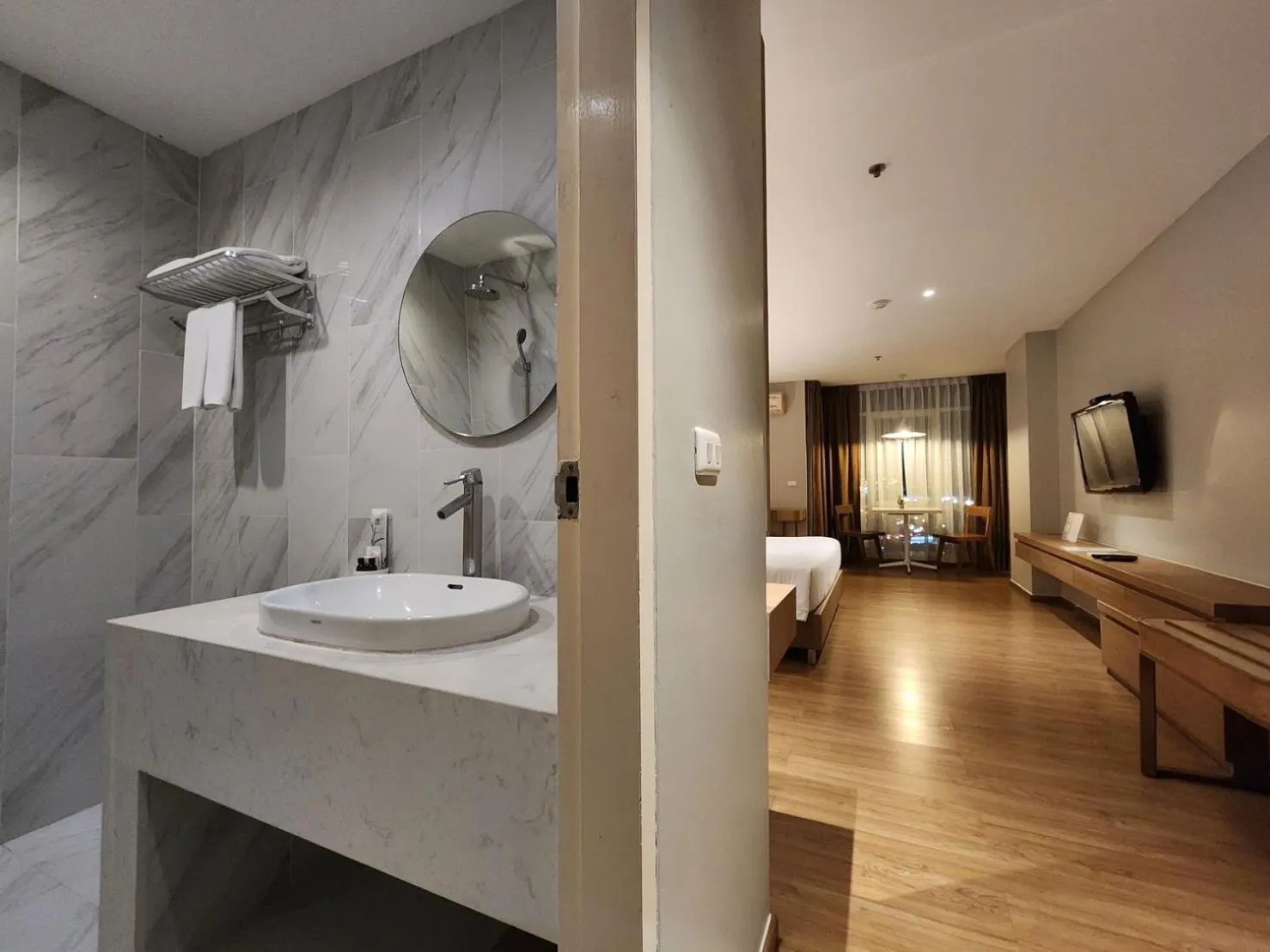 Bathroom, Bed in Brighton Hotel Bangkok