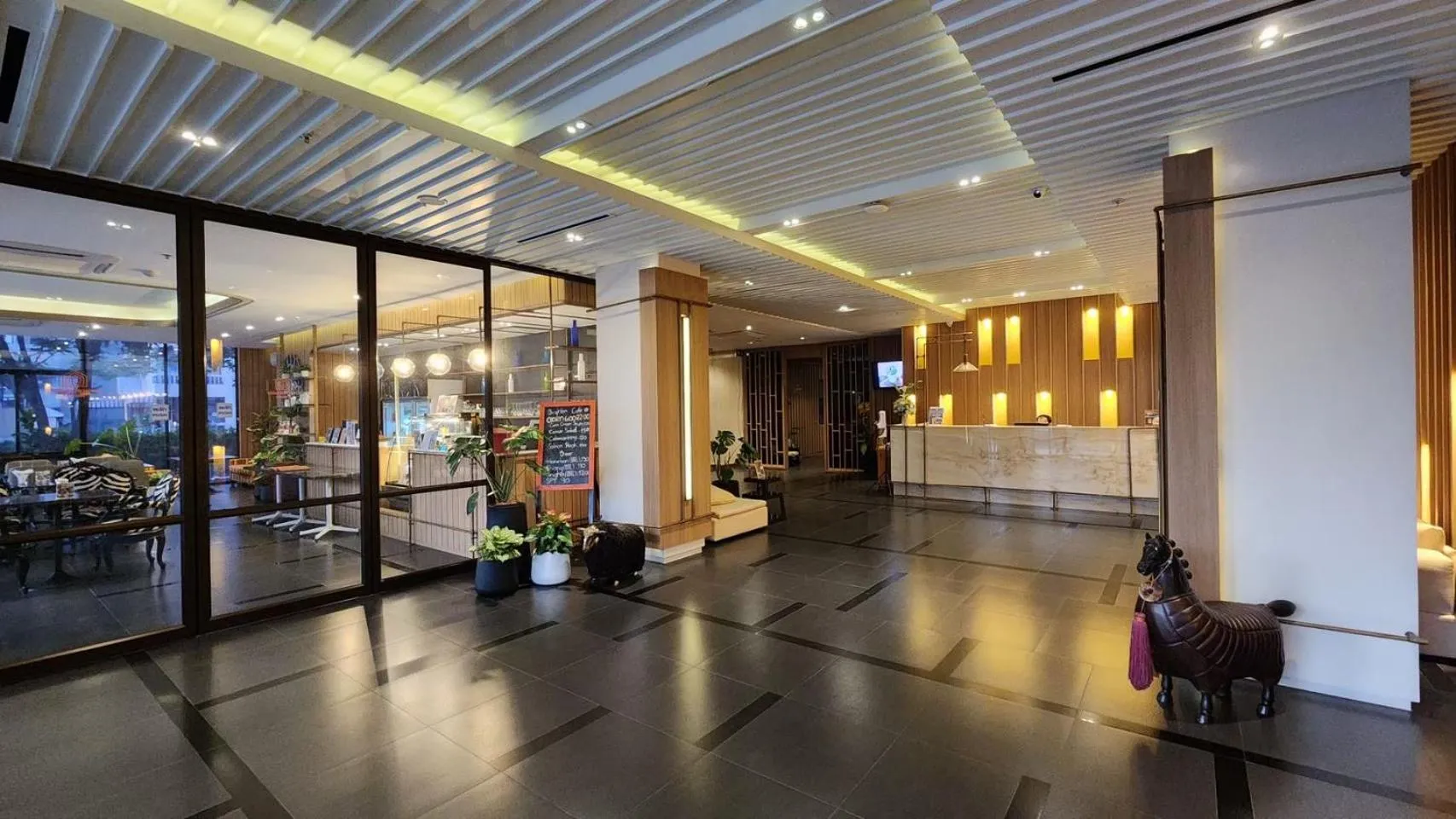 Lobby or reception in Brighton Hotel Bangkok
