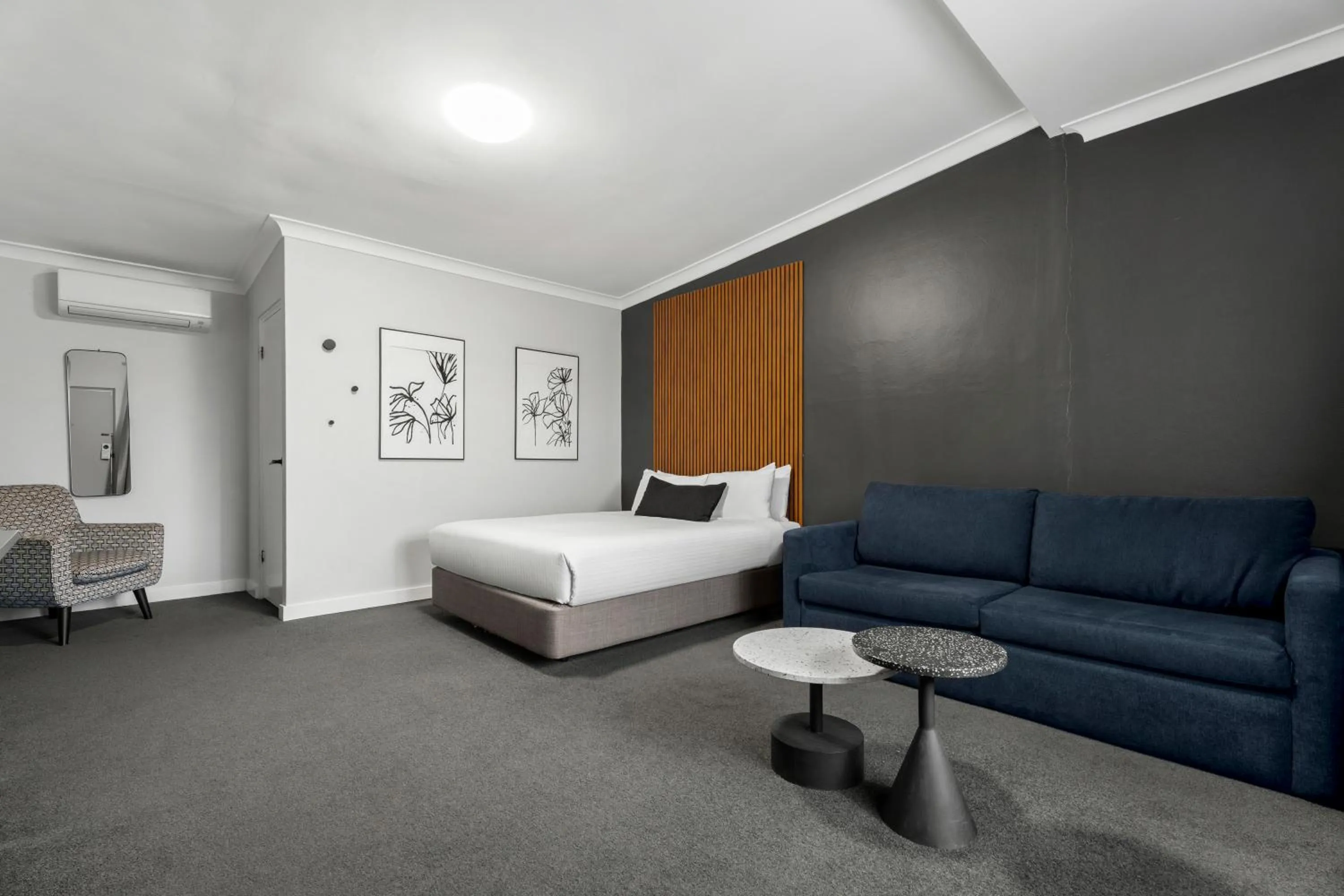 Photo of the whole room, Bed in Motel Echo Point