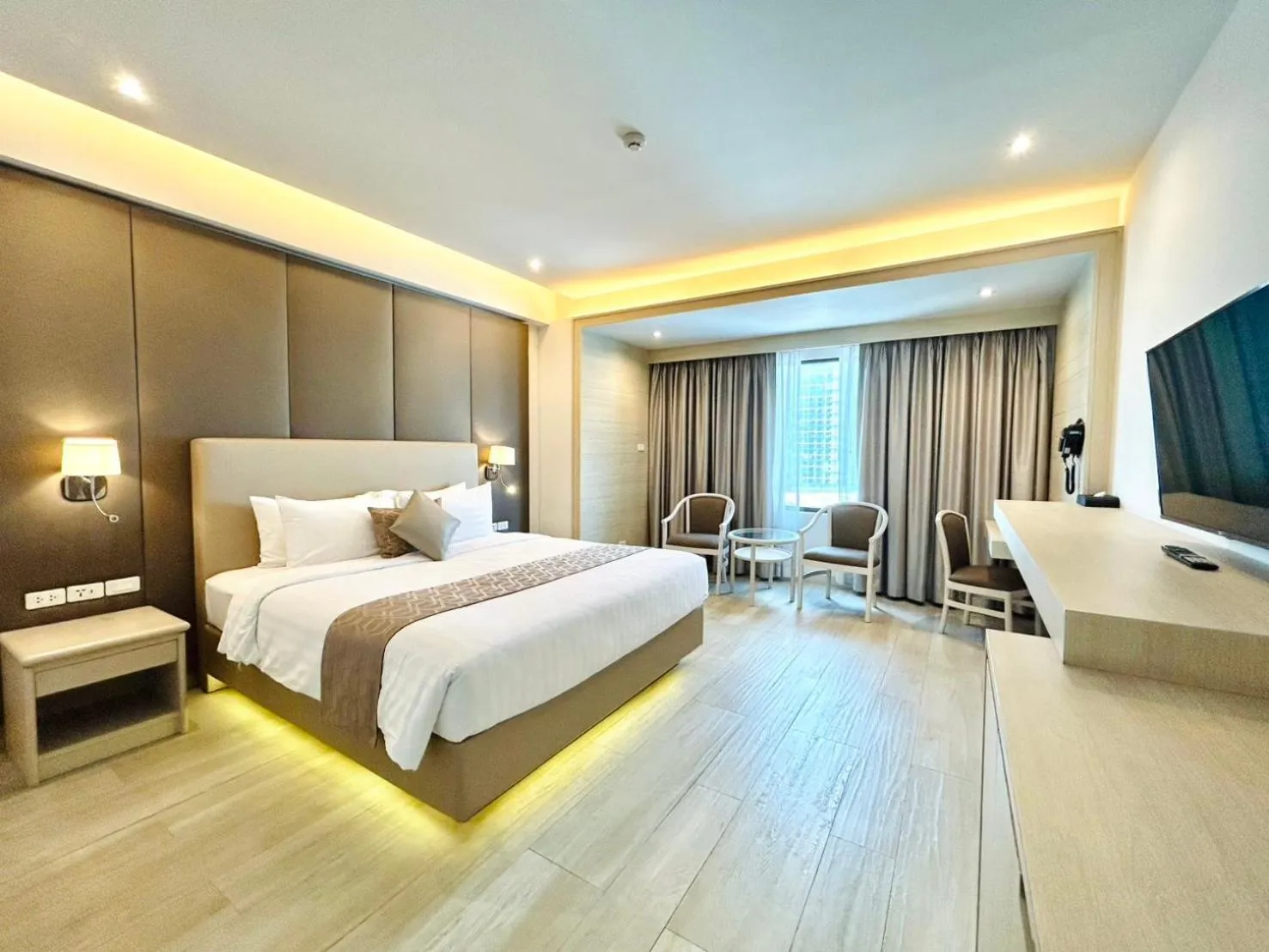 View (from property/room), Bed in FuramaXclusive Pratunam Park Hotel