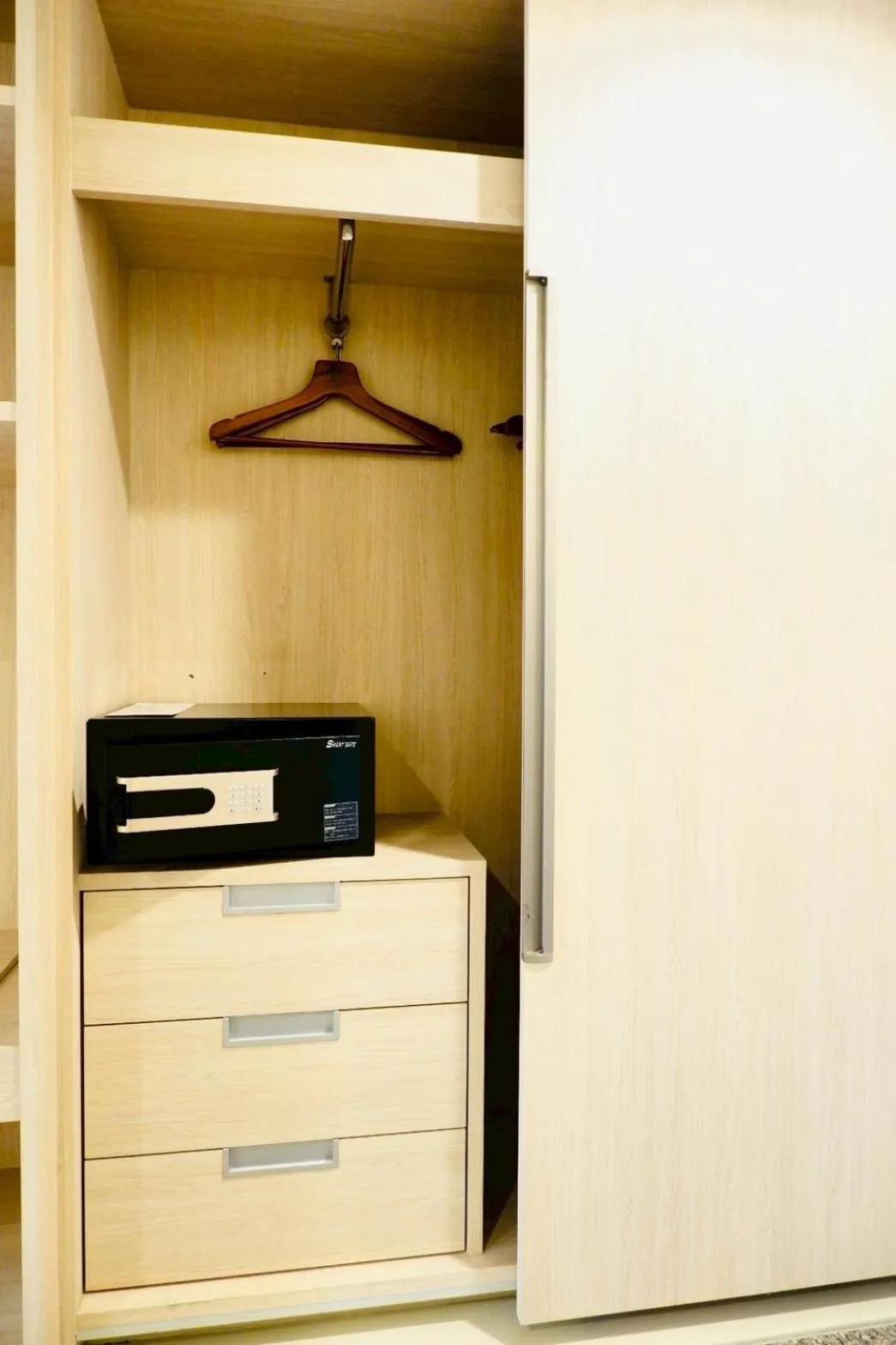 wardrobe in FuramaXclusive Pratunam Park Hotel