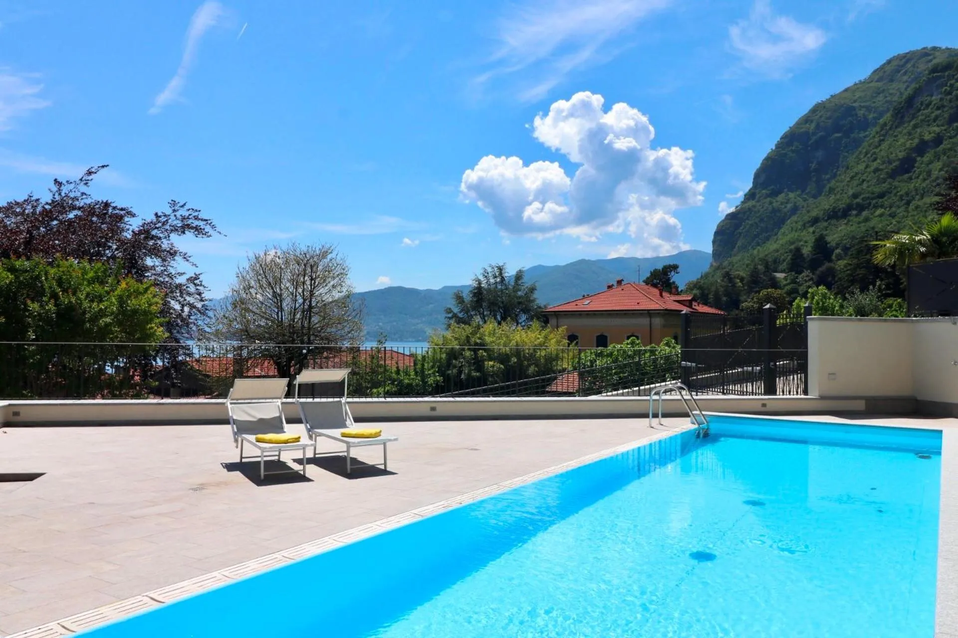 Swimming pool in Castelli Delux