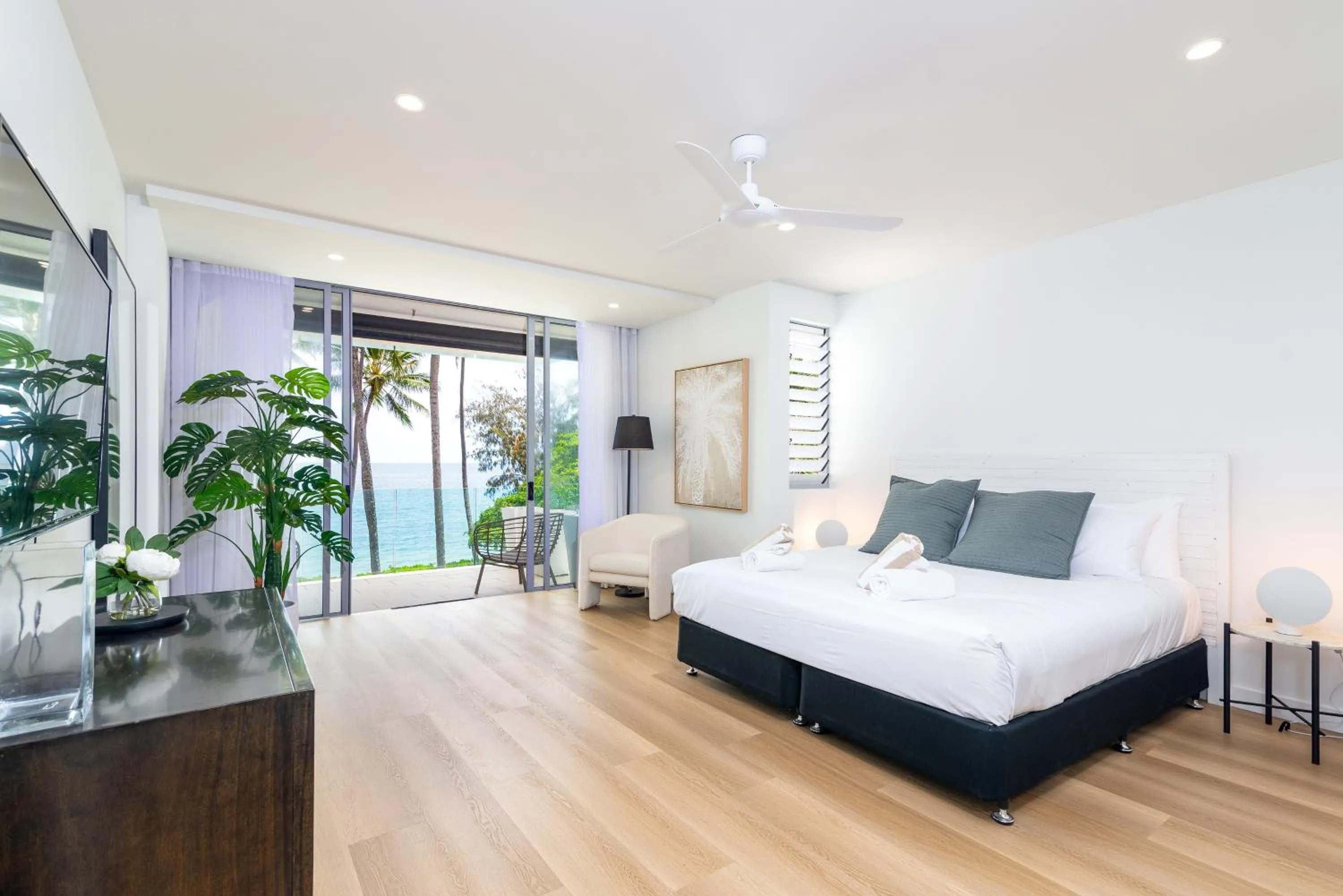 Bedroom, Bed in Drift Palm Cove