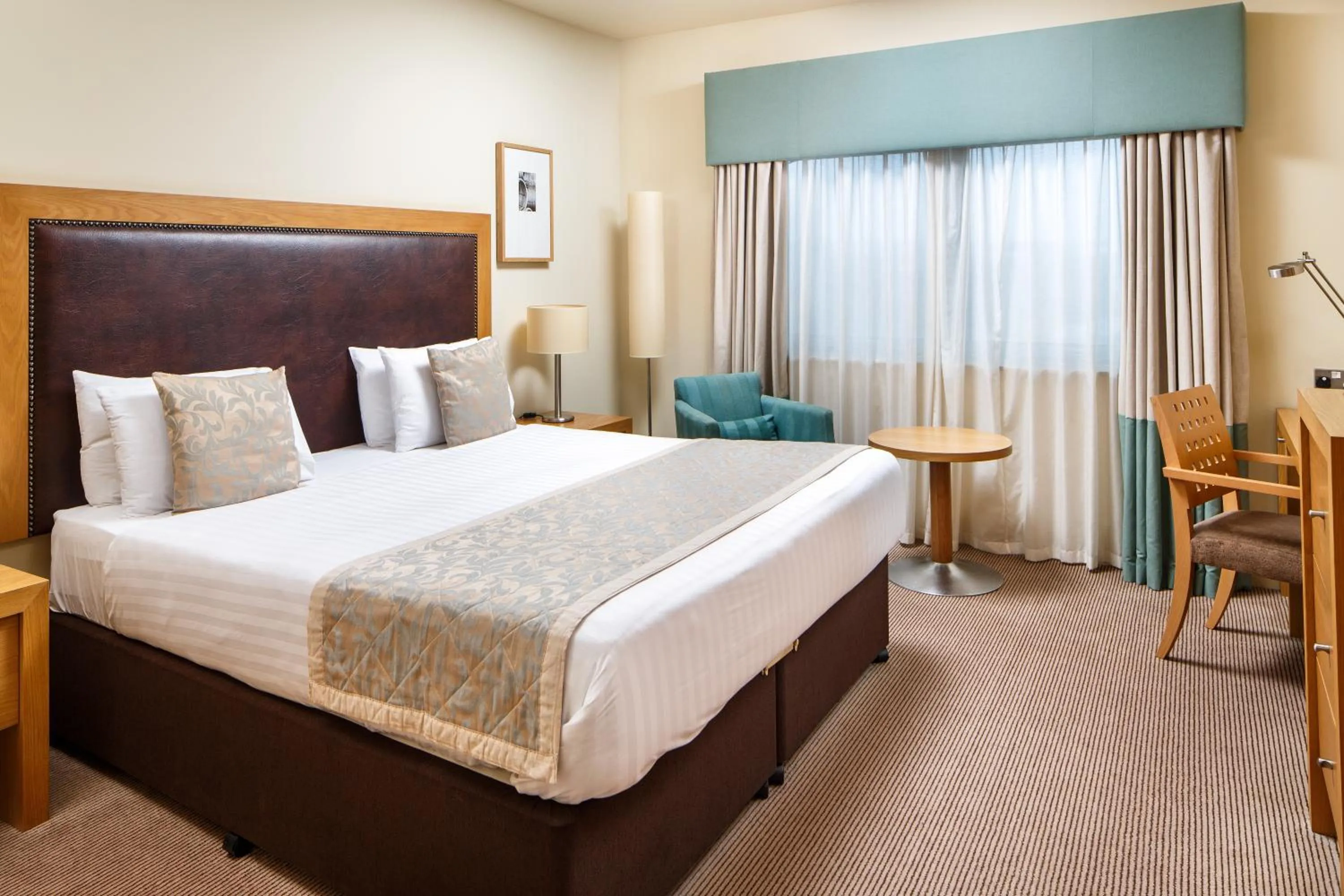 Photo of the whole room, Bed in Mercure Sheffield Parkway