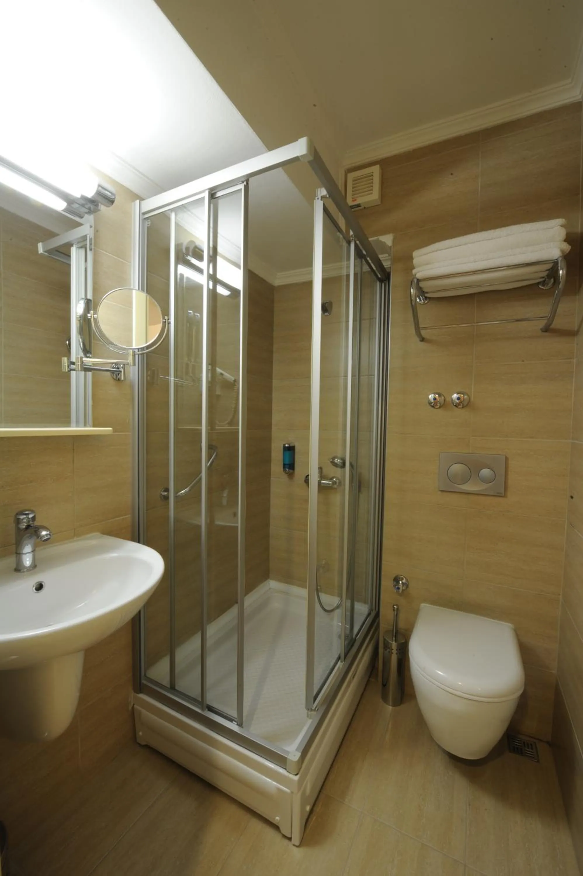 Bathroom in Kardes Hotel