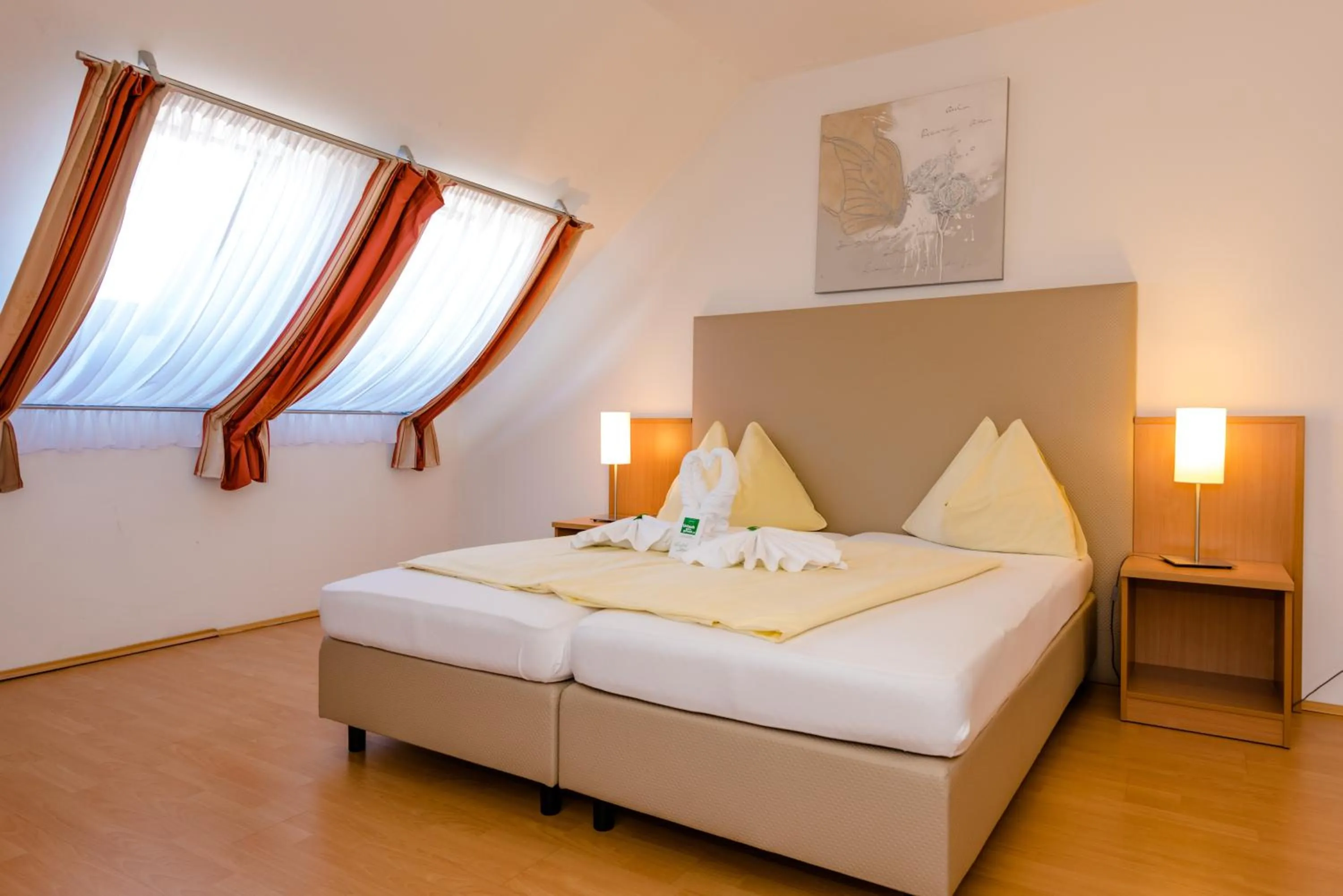 Bedroom, Bed in Stadthotel Schwerterbräu