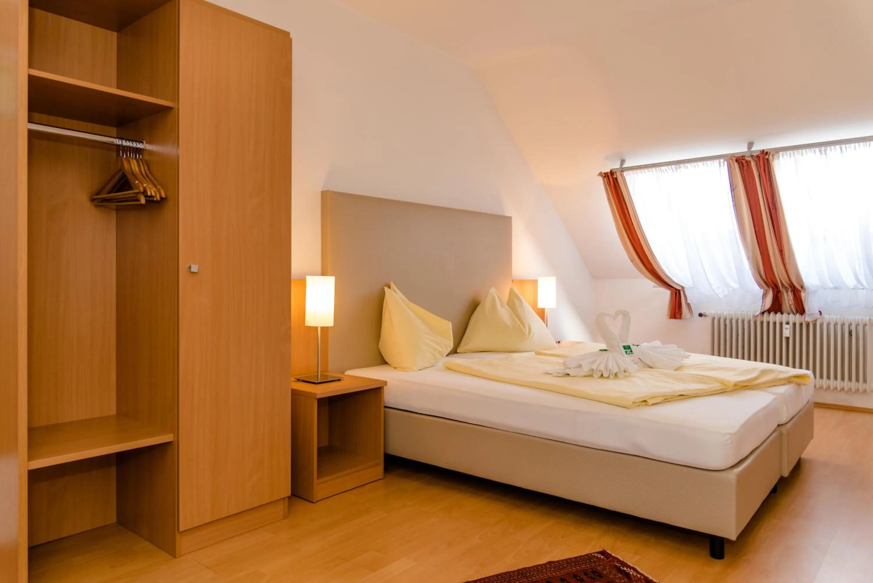 Bedroom, Bed in Stadthotel Schwerterbräu