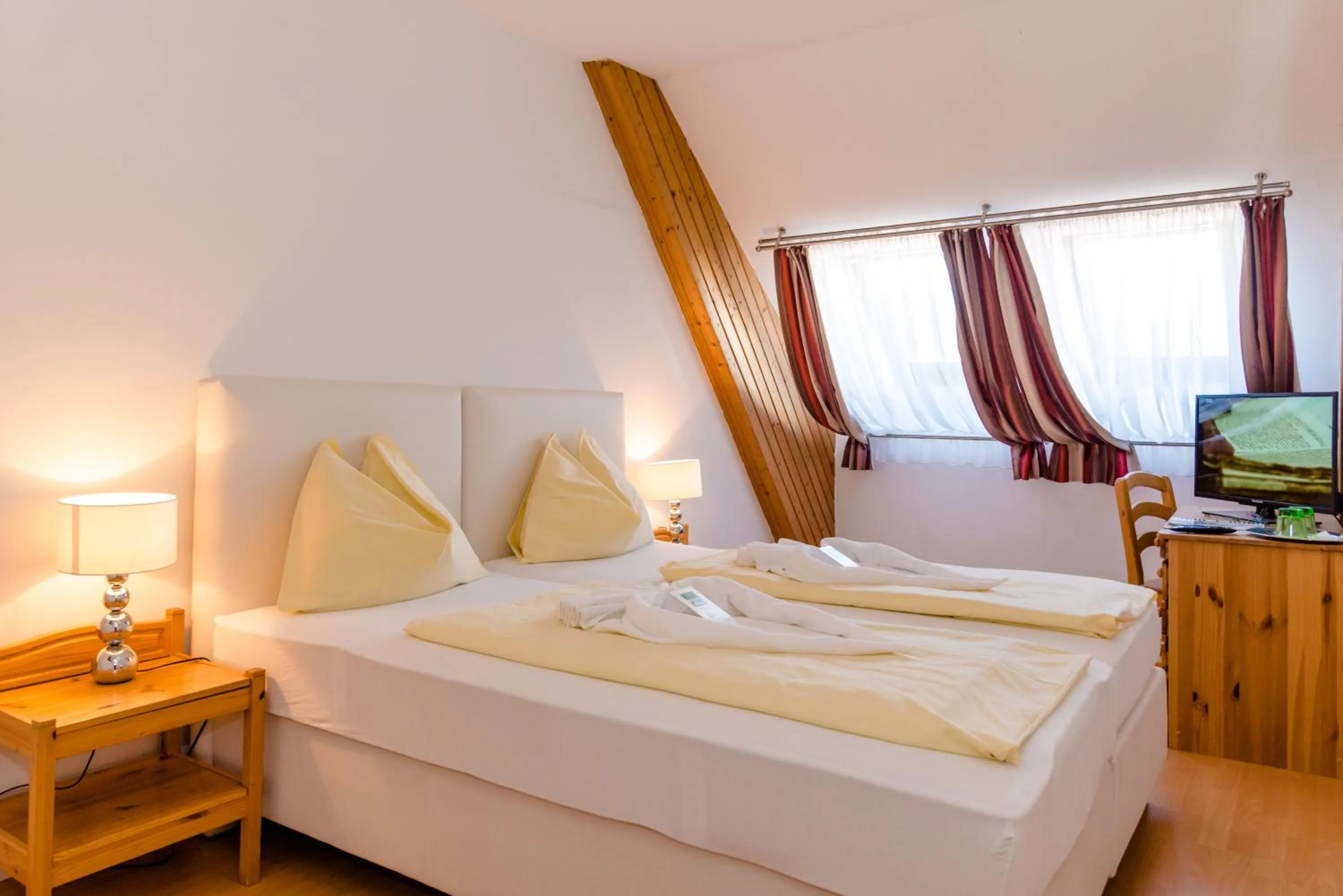 Bedroom, Bed in Stadthotel Schwerterbräu