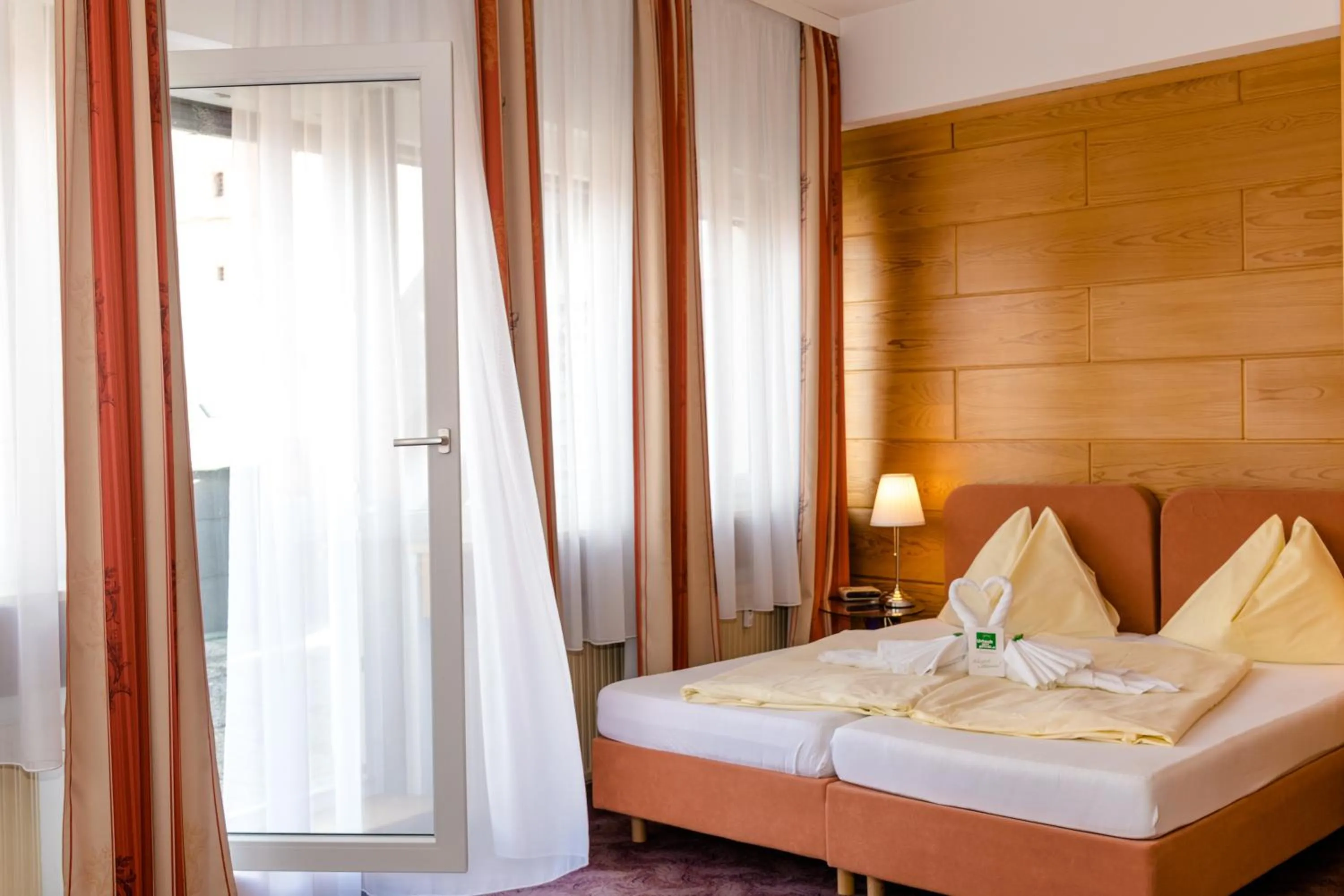 Bedroom, Bed in Stadthotel Schwerterbräu