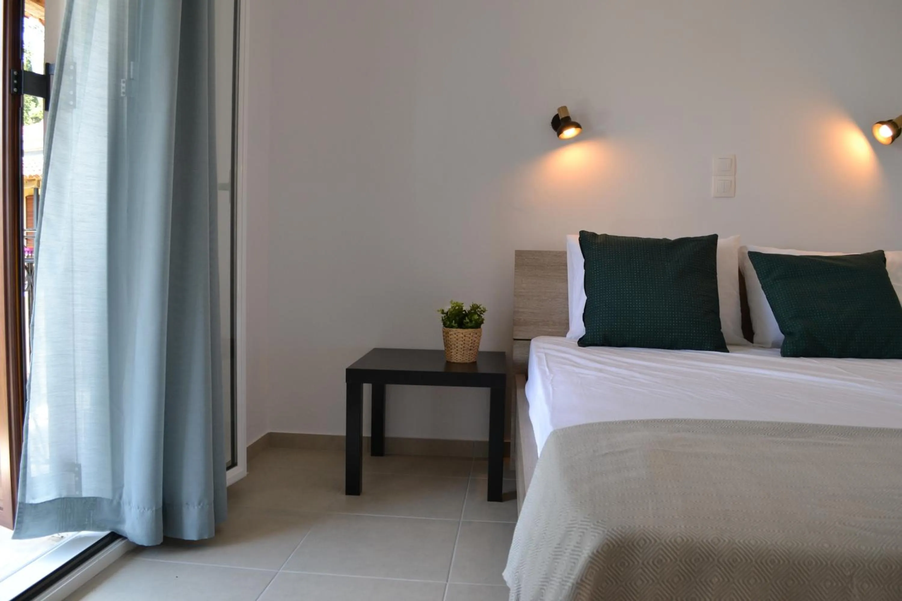 Photo of the whole room in Iliana Studios