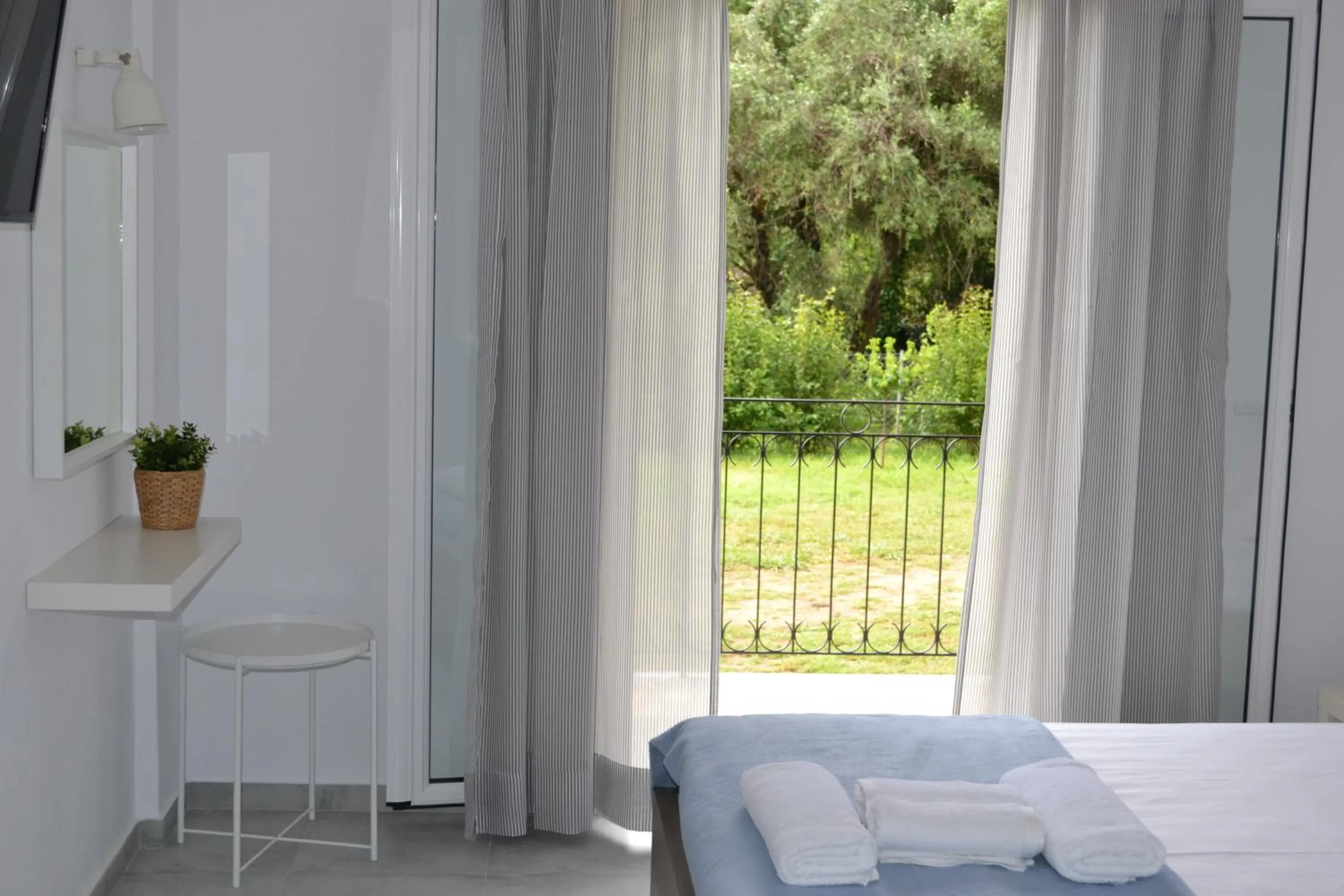 Photo of the whole room in Iliana Studios