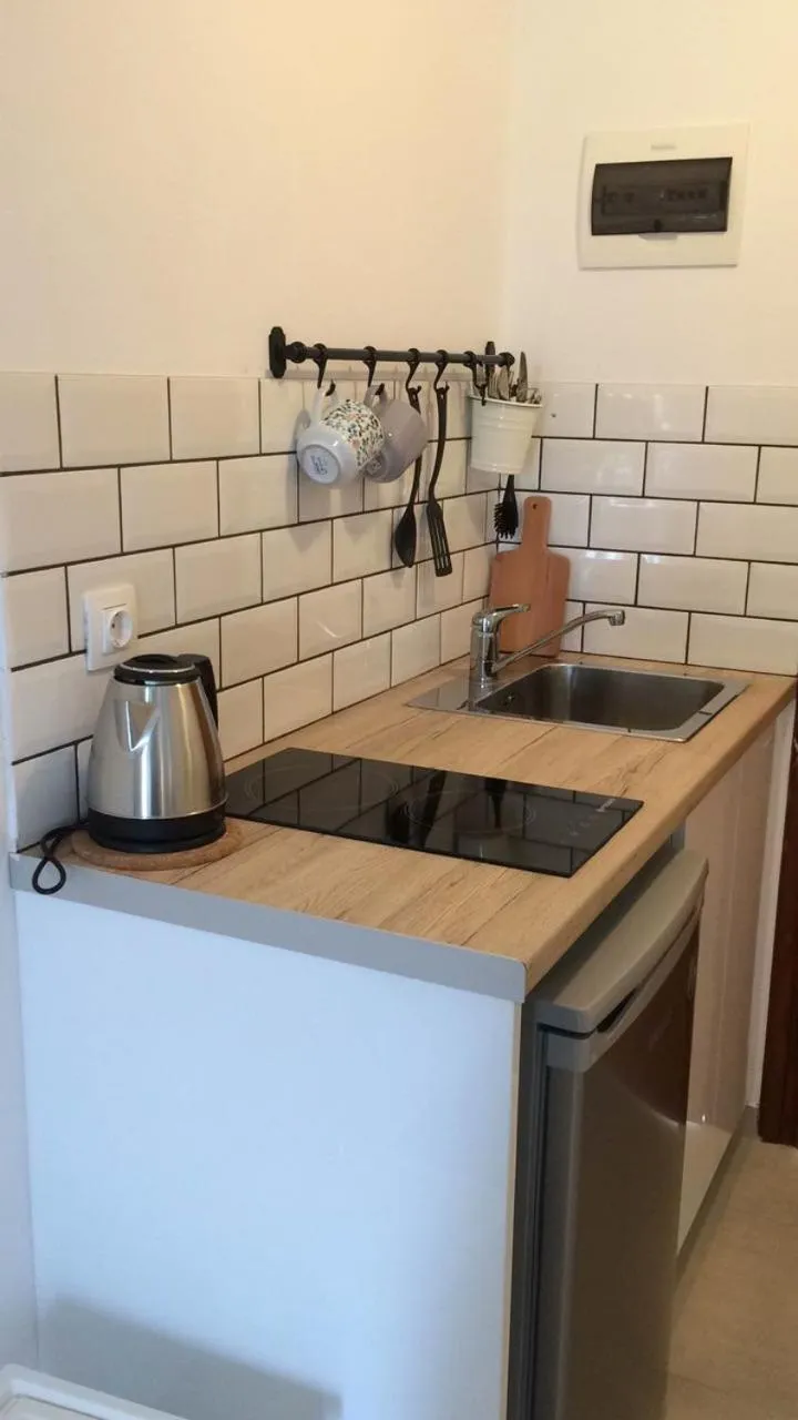 Kitchen or kitchenette in Iliana Studios