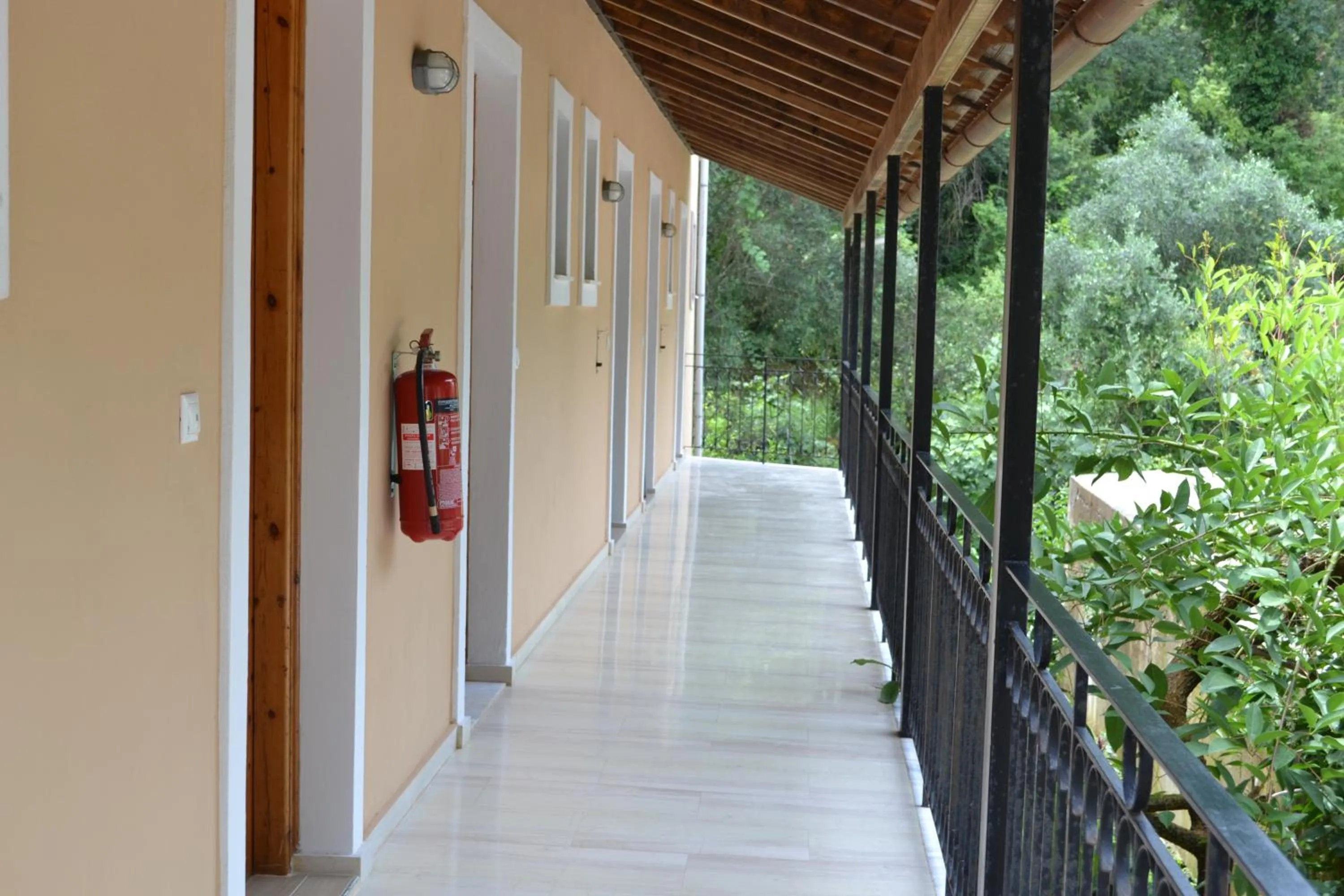 Photo of the whole room in Iliana Studios