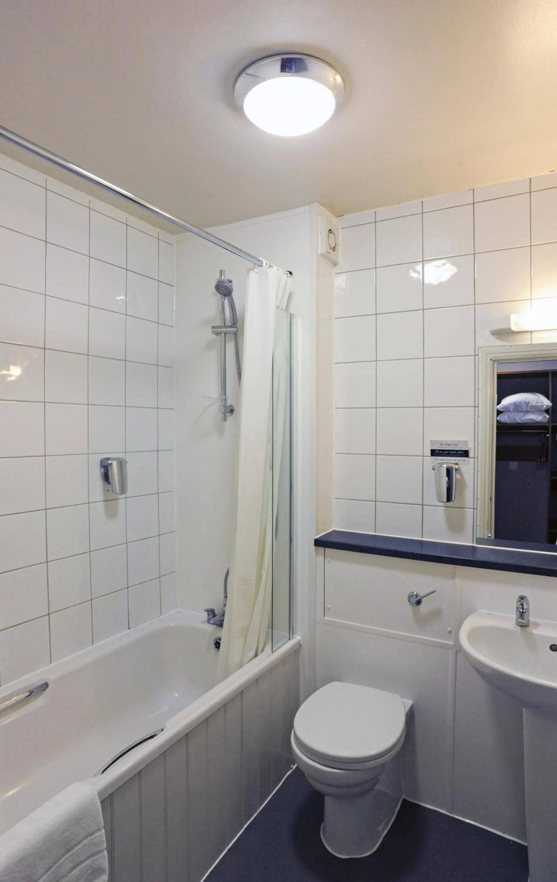 Bathroom in Brentwood Inn by Greene King Inns