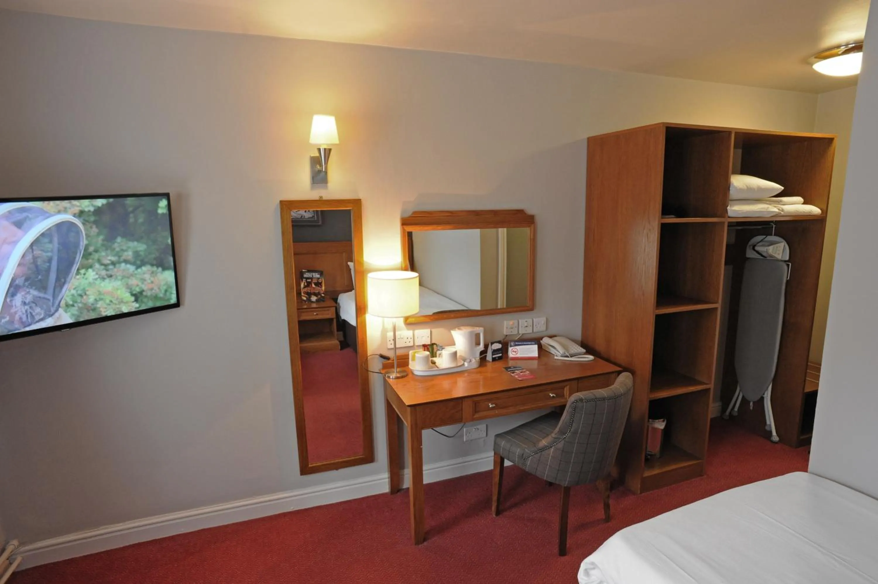 Coffee/tea facilities, Bed in Brentwood Inn by Greene King Inns