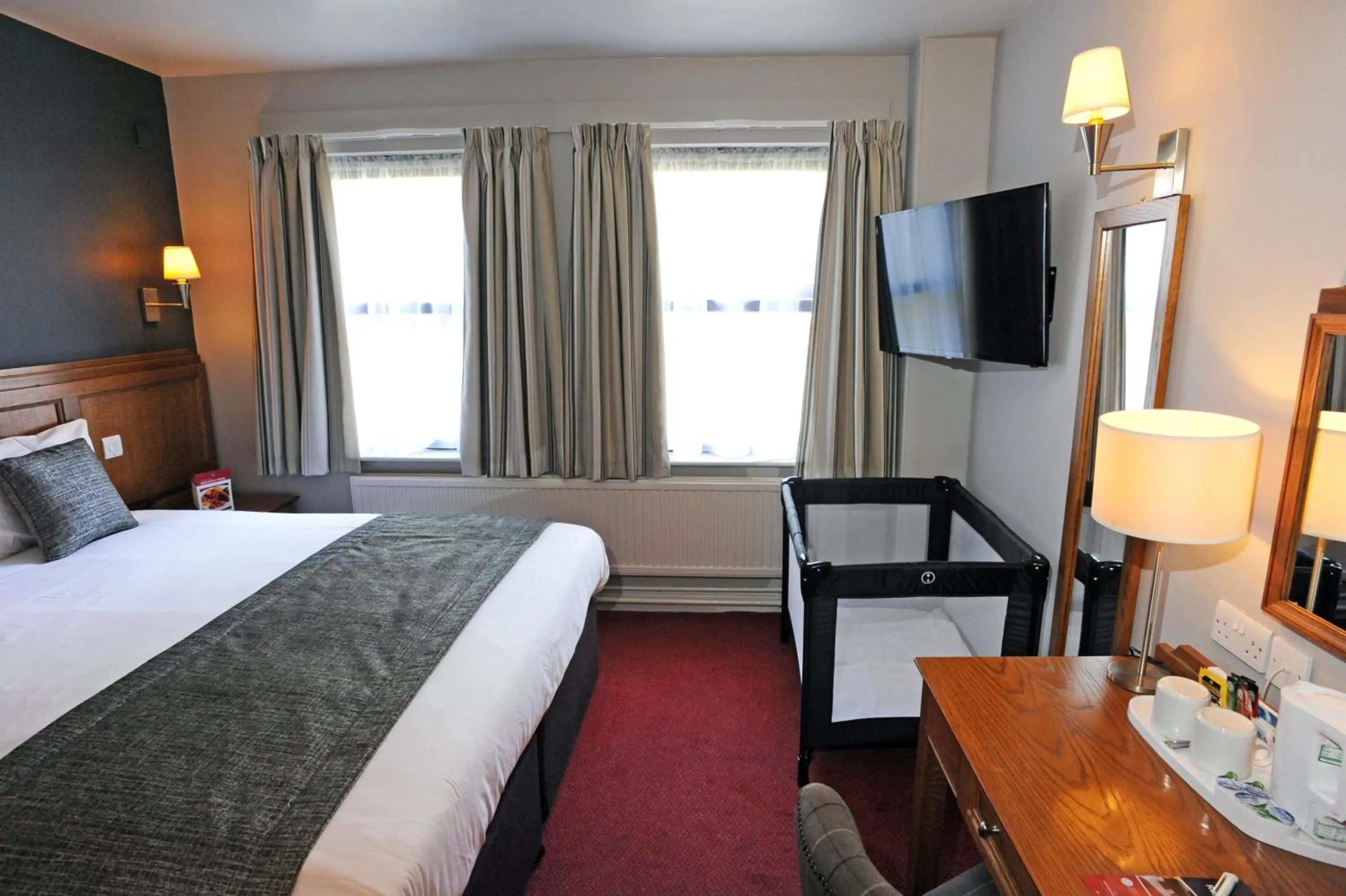 Photo of the whole room, Bed in Brentwood Inn by Greene King Inns