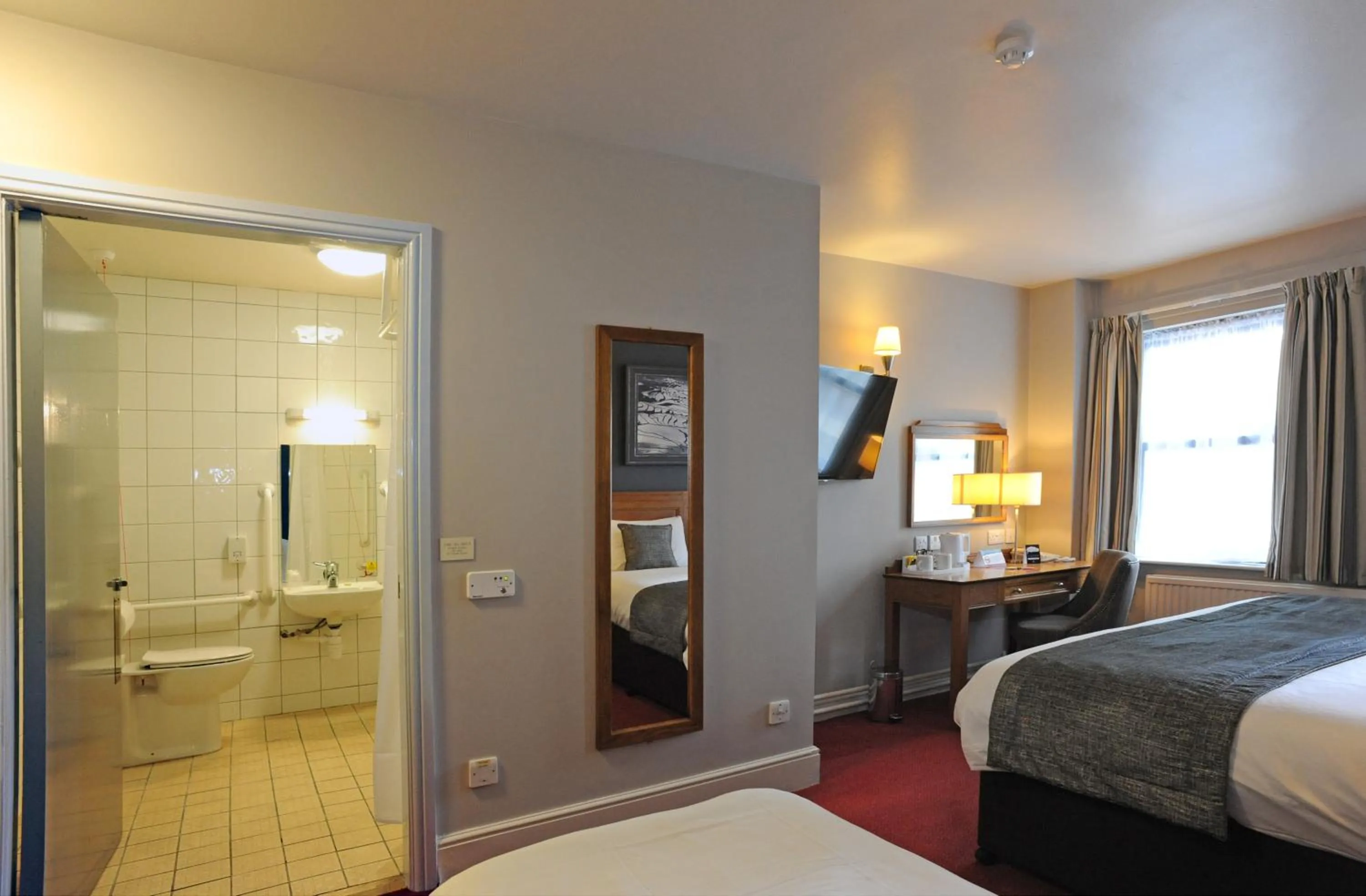 Photo of the whole room, Bed in Brentwood Inn by Greene King Inns