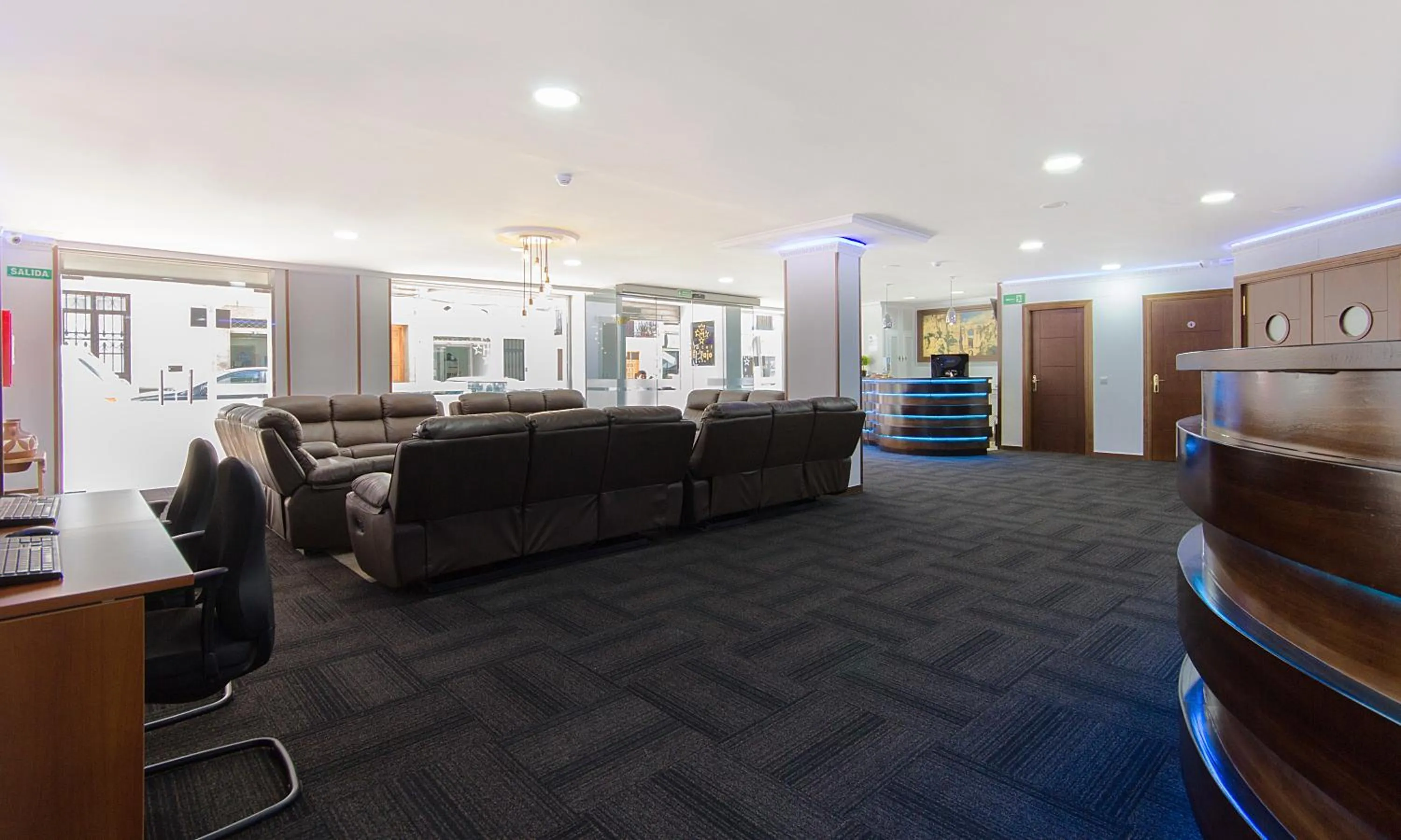 Communal lounge/ TV room in Hotel El Tajo & SPA