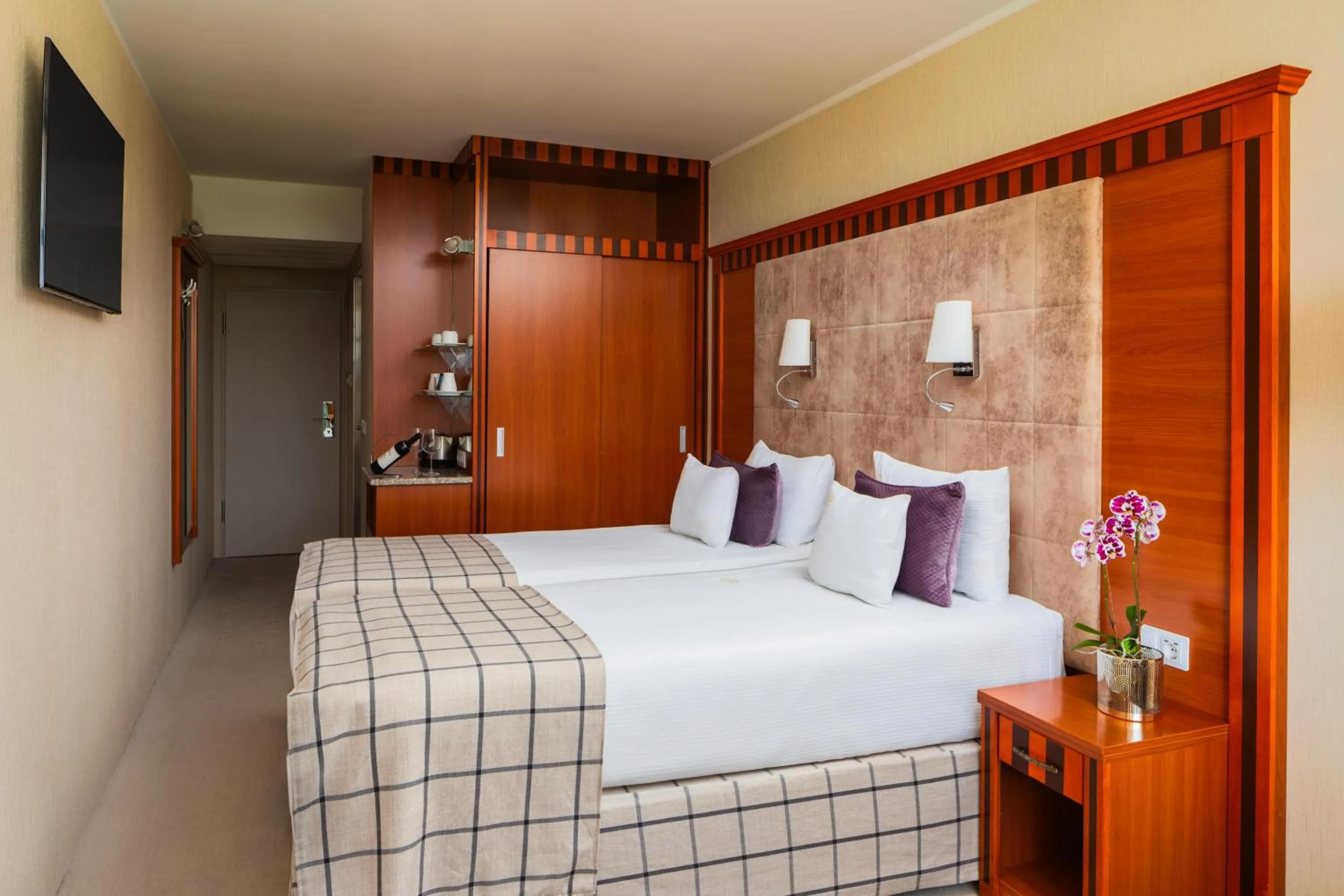 Photo of the whole room, Bed in Silvanus Hotel