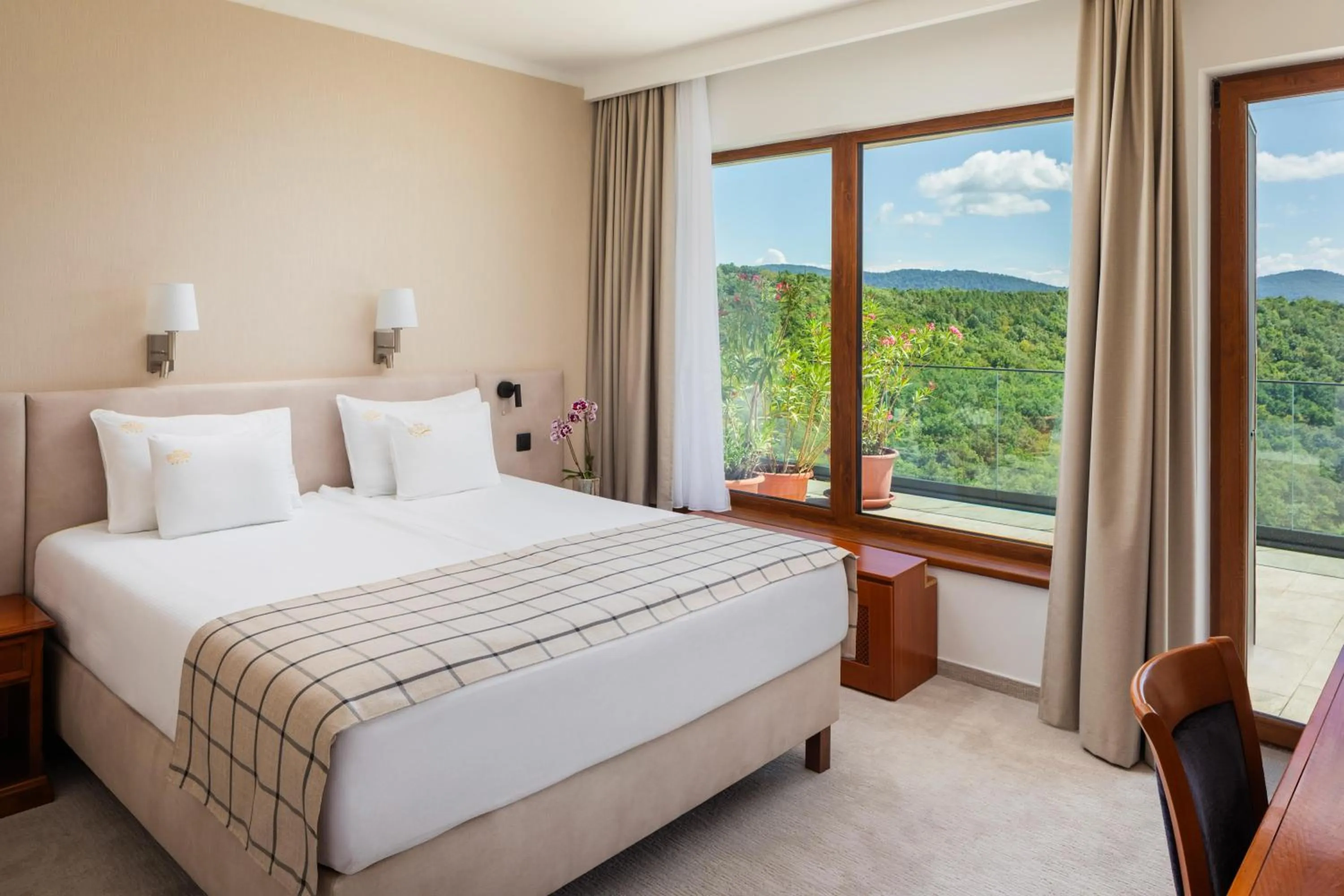 Balcony/Terrace, Bed in Silvanus Hotel