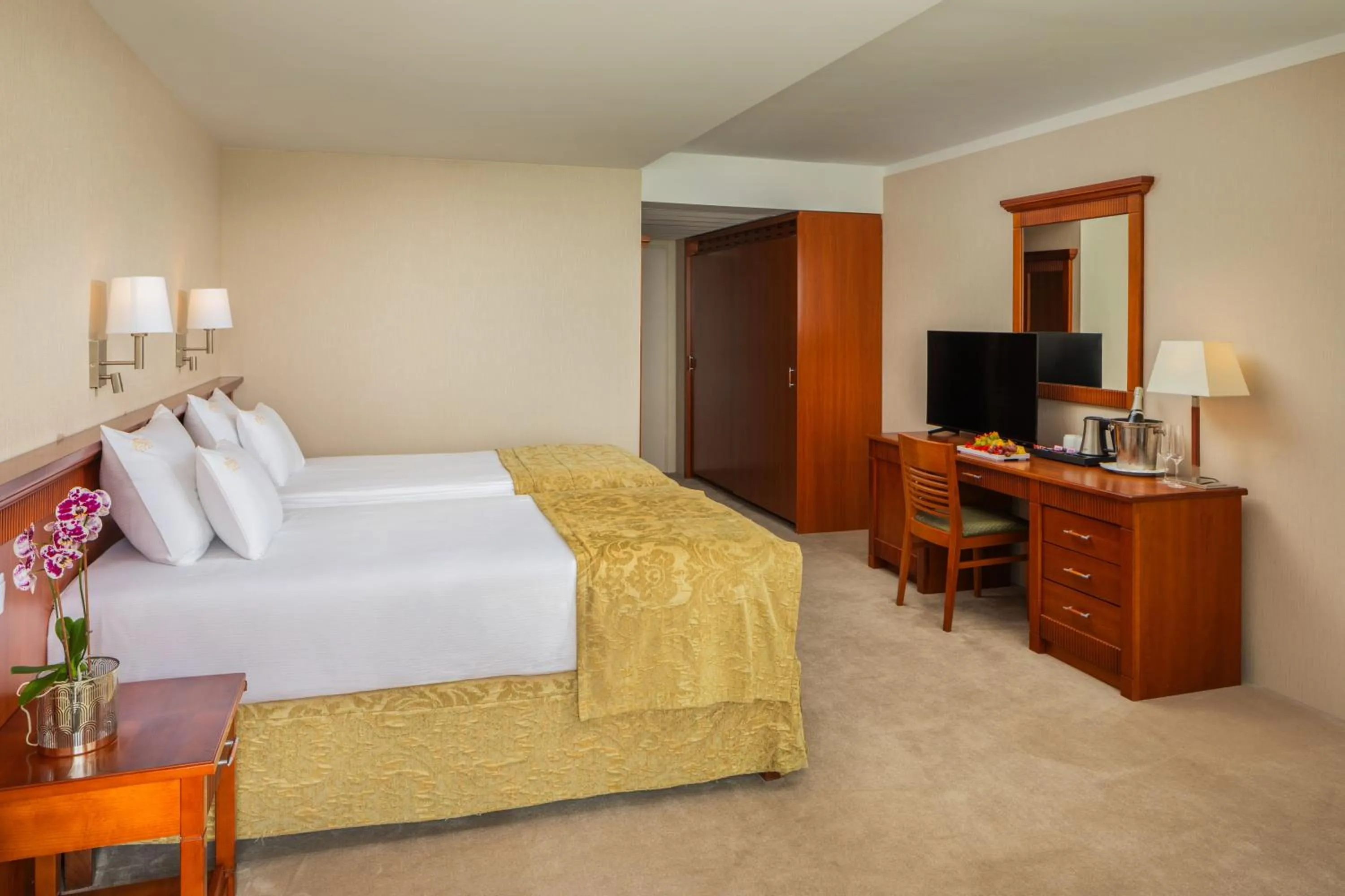 Photo of the whole room, Bed in Silvanus Hotel