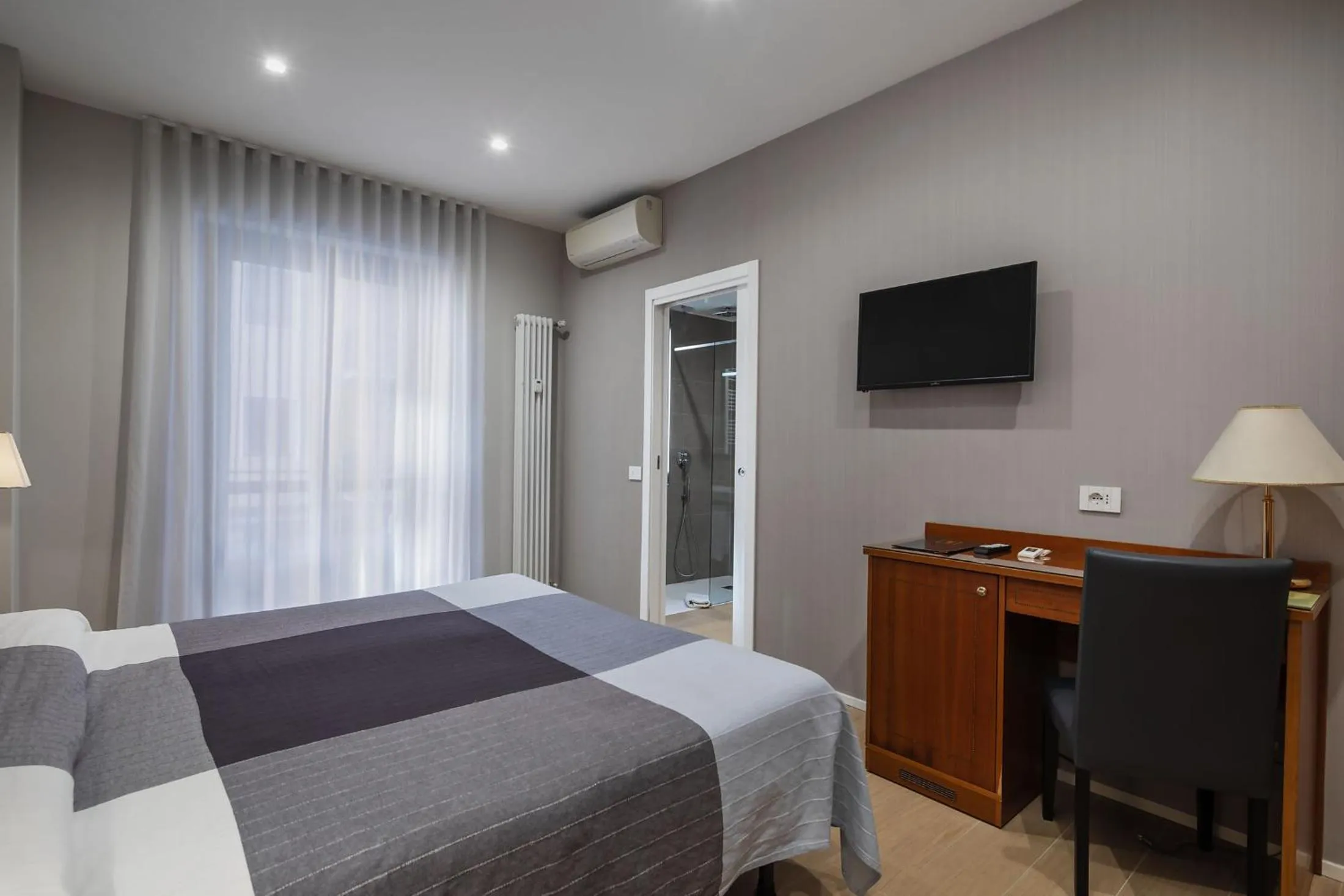 Photo of the whole room, Bed in Hotel Excelsior Pavia