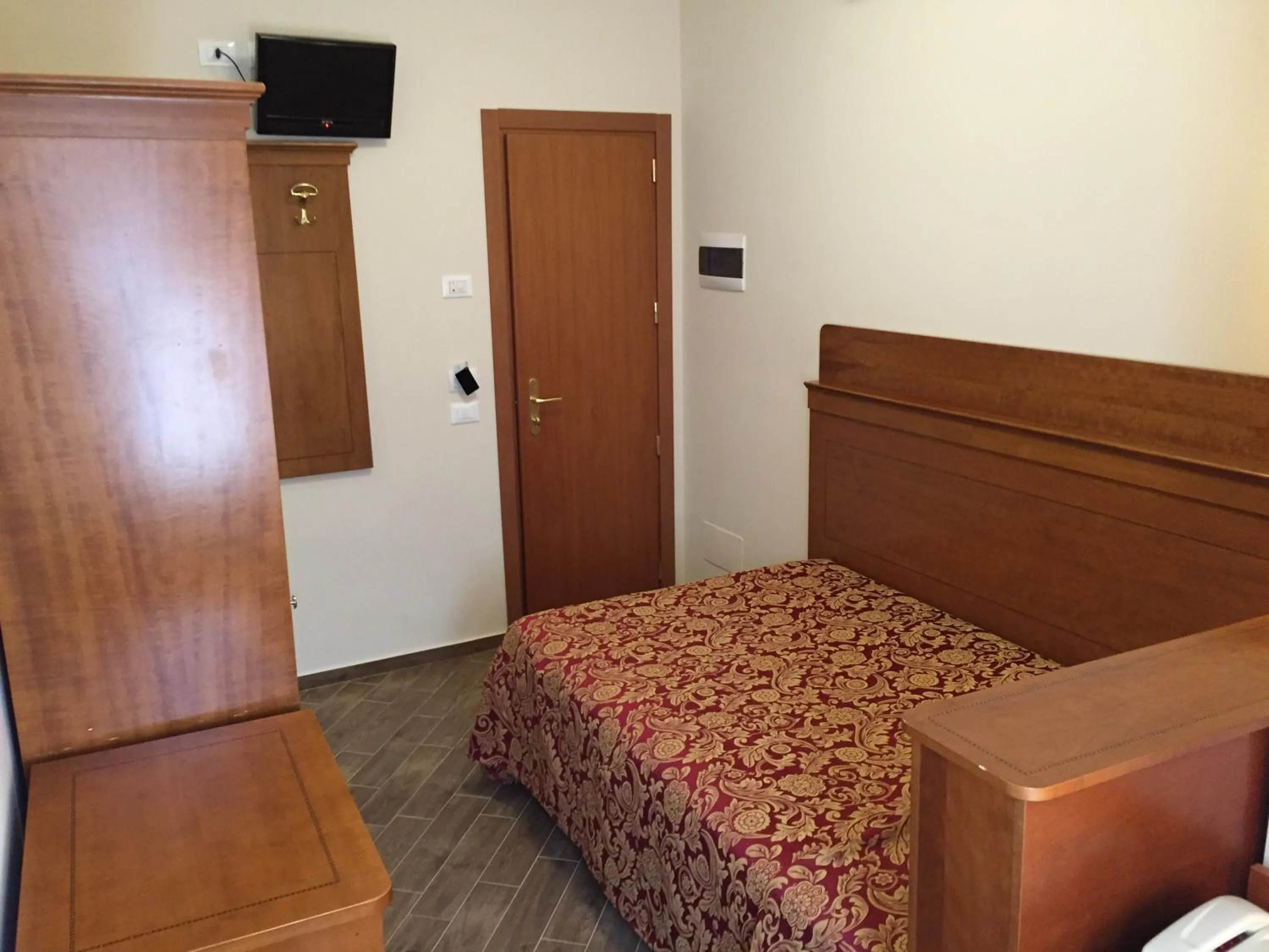 Photo of the whole room, Bed in Hotel Excelsior Pavia