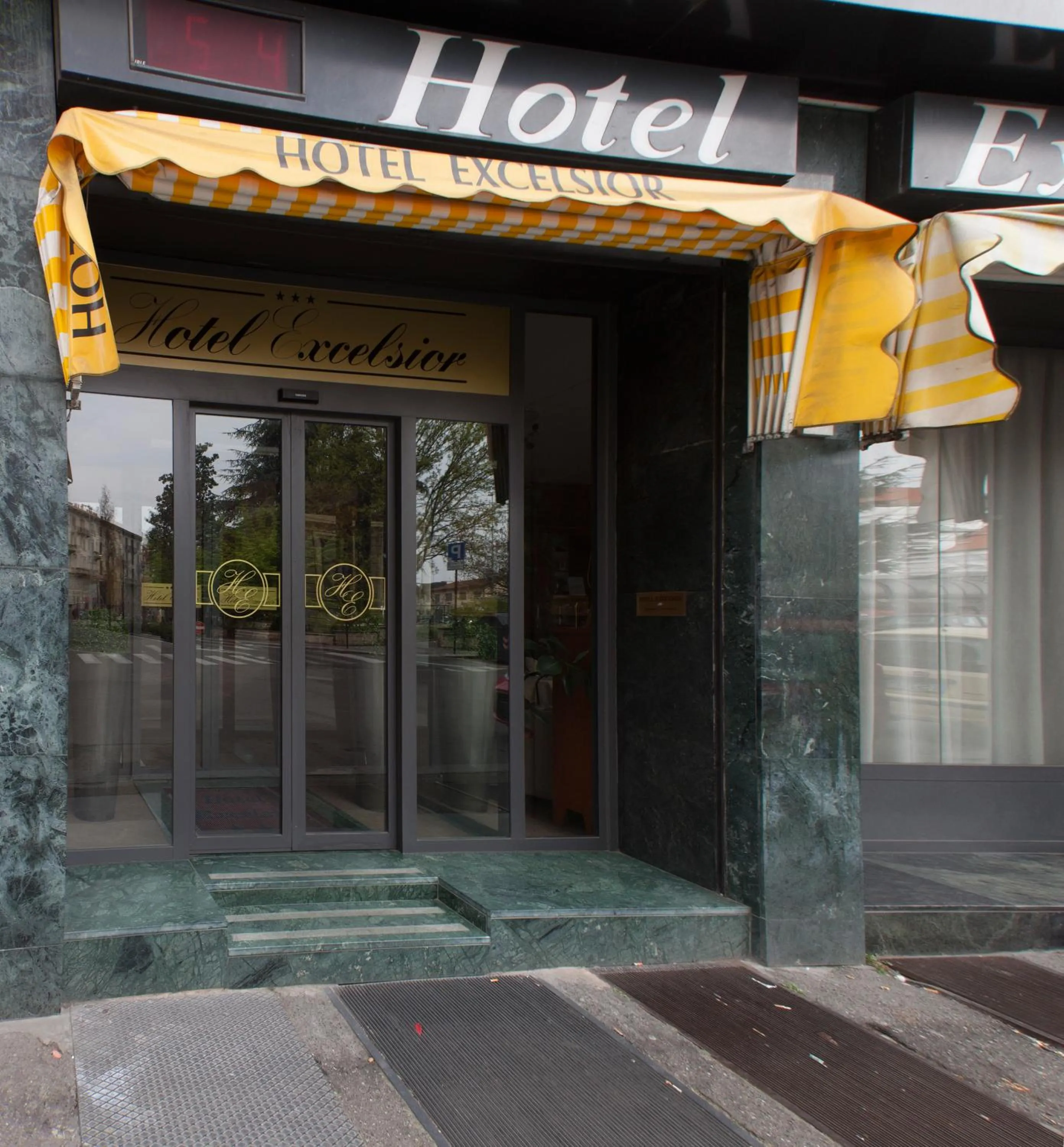 Facade/entrance in Hotel Excelsior Pavia