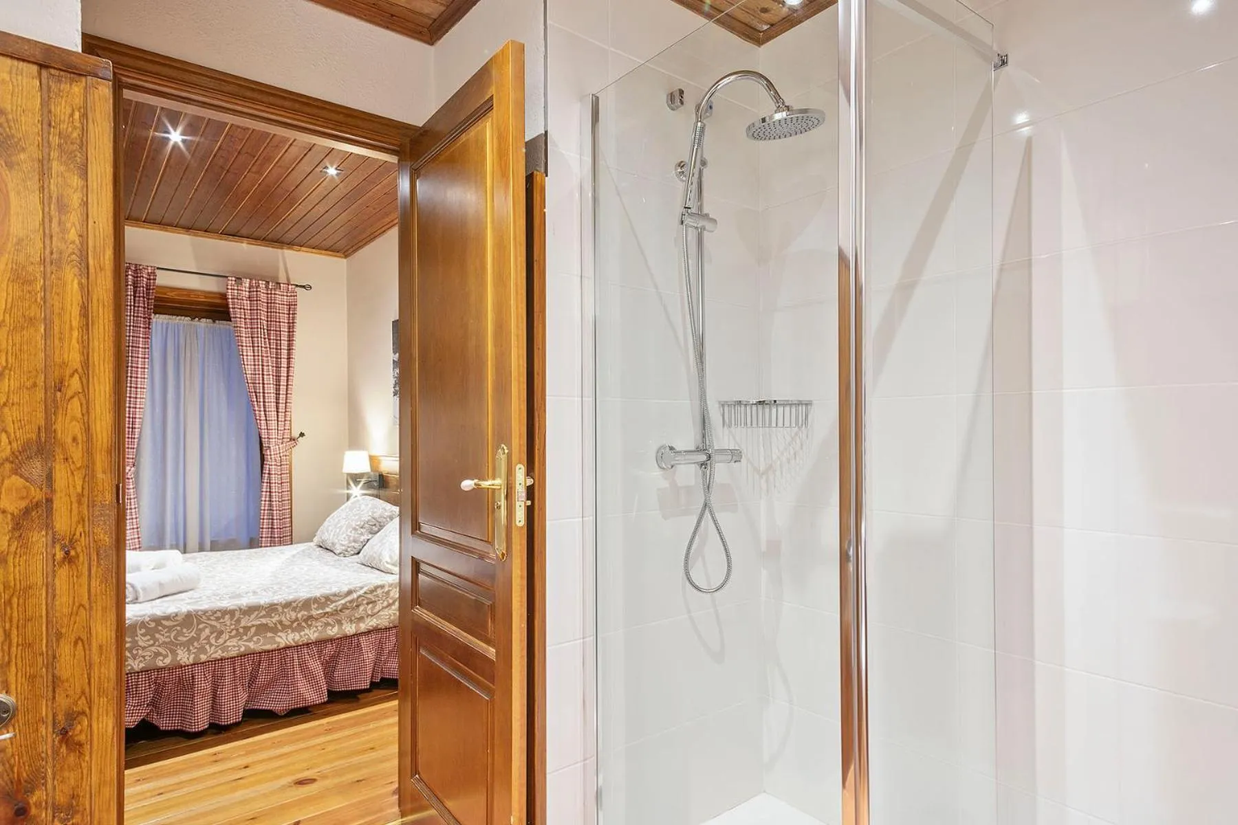 Shower, Bed in Baqueira Apartamentos Cota 1700 a pie de pistas