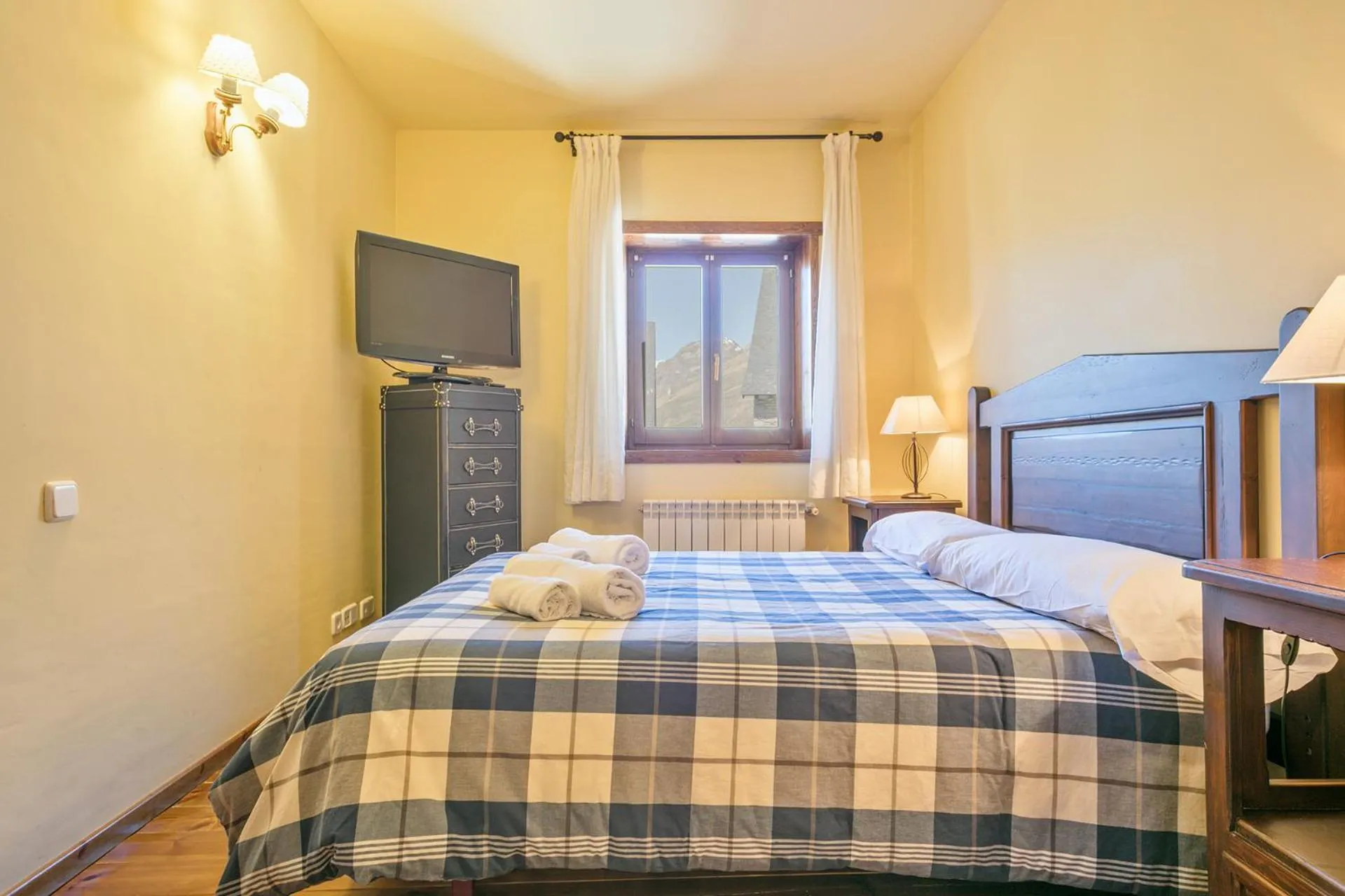 Bed in Baqueira Apartamentos Cota 1700 a pie de pistas