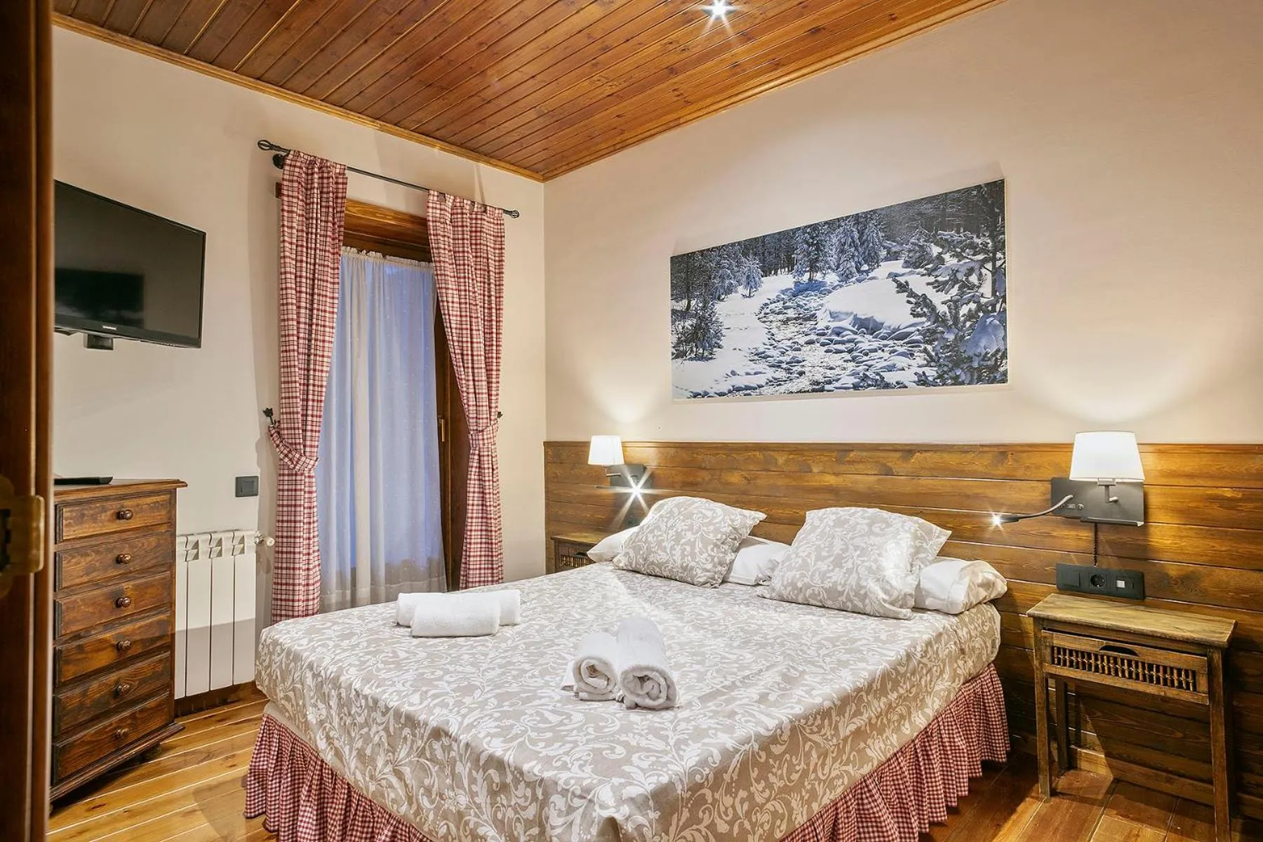 Photo of the whole room, Bed in Baqueira Apartamentos Cota 1700 a pie de pistas