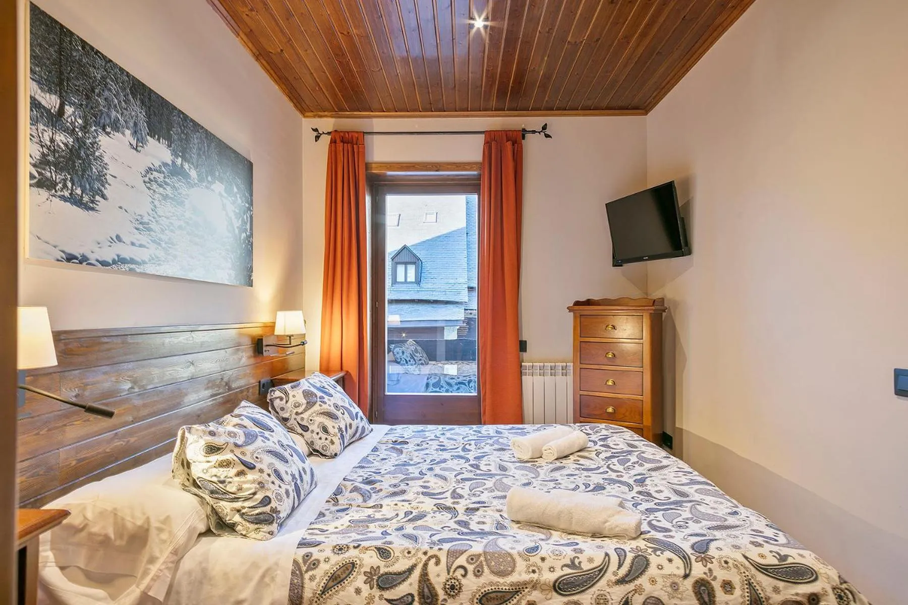 Bed in Baqueira Apartamentos Cota 1700 a pie de pistas