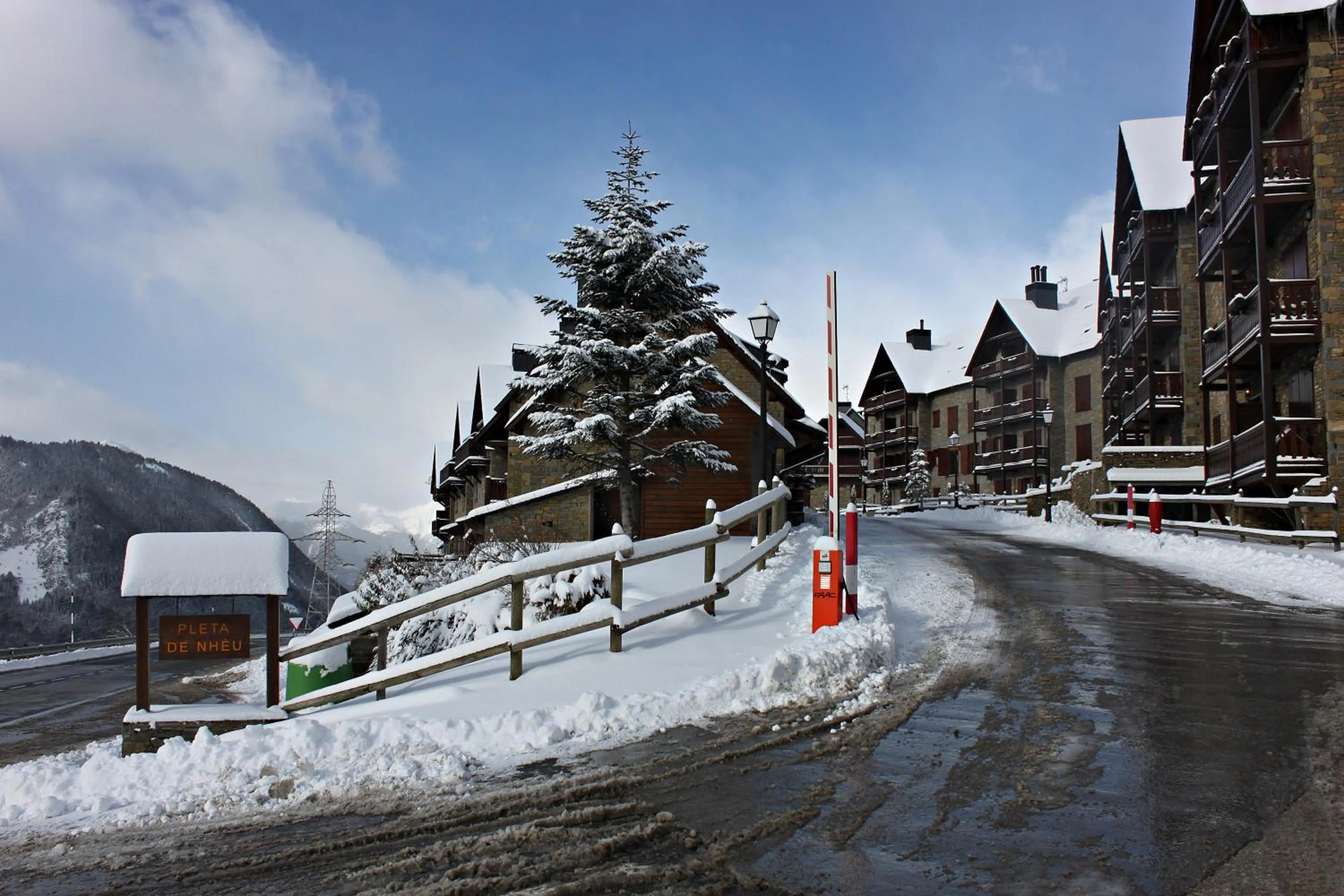 Property building in Baqueira Apartamentos Cota 1700 a pie de pistas
