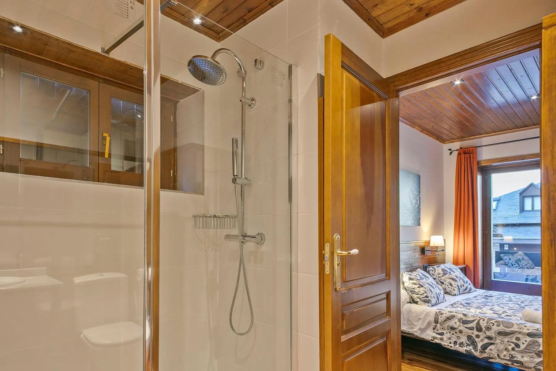 Shower, Bed in Baqueira Apartamentos Cota 1700 a pie de pistas