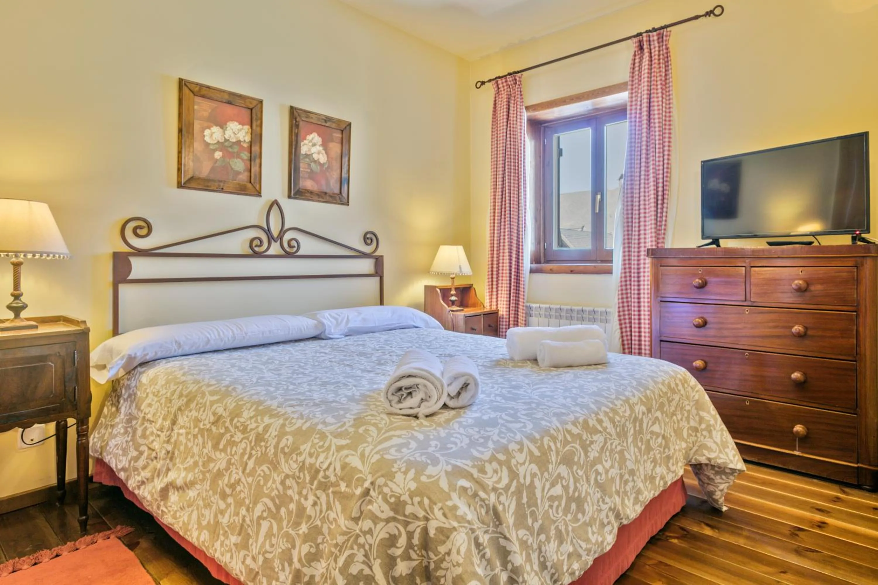 Bed in Baqueira Apartamentos Cota 1700 a pie de pistas