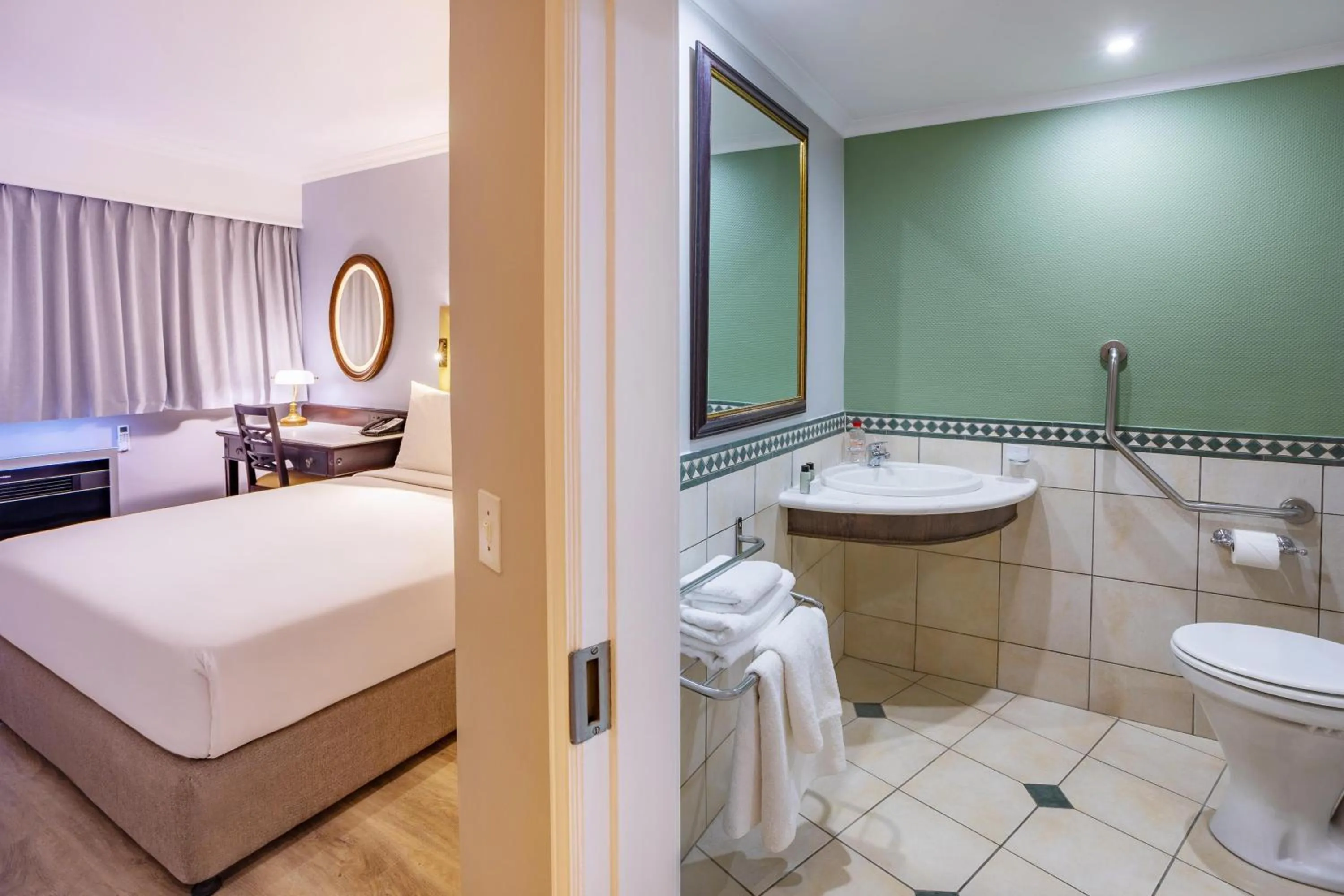 Bedroom, Bed in Southern Sun Mbombela