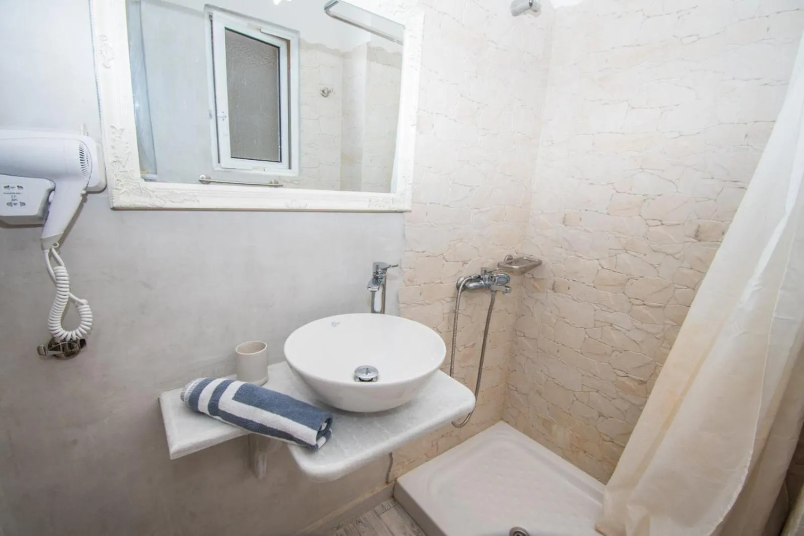 Shower in Alexandros