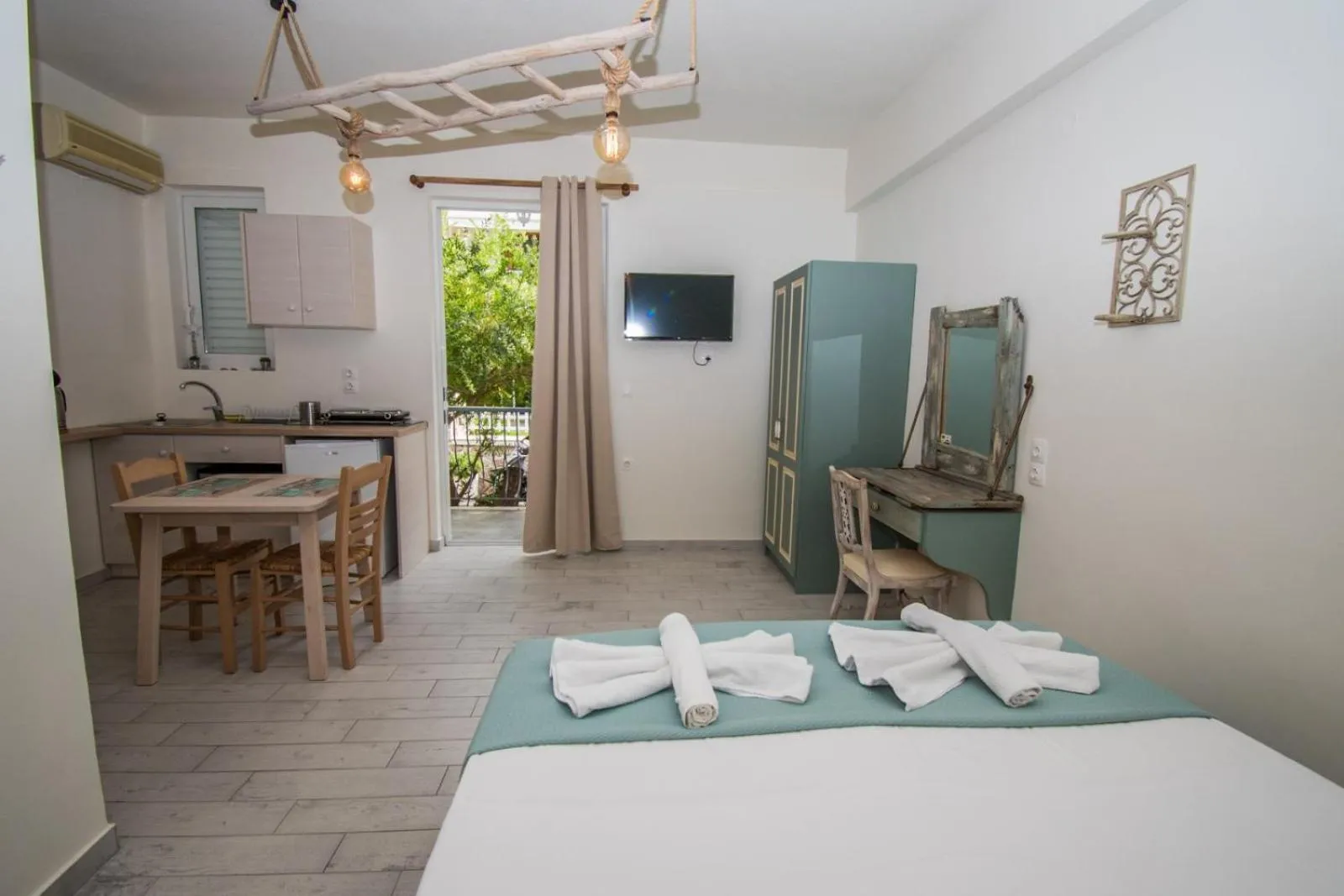 TV and multimedia, Bed in Alexandros