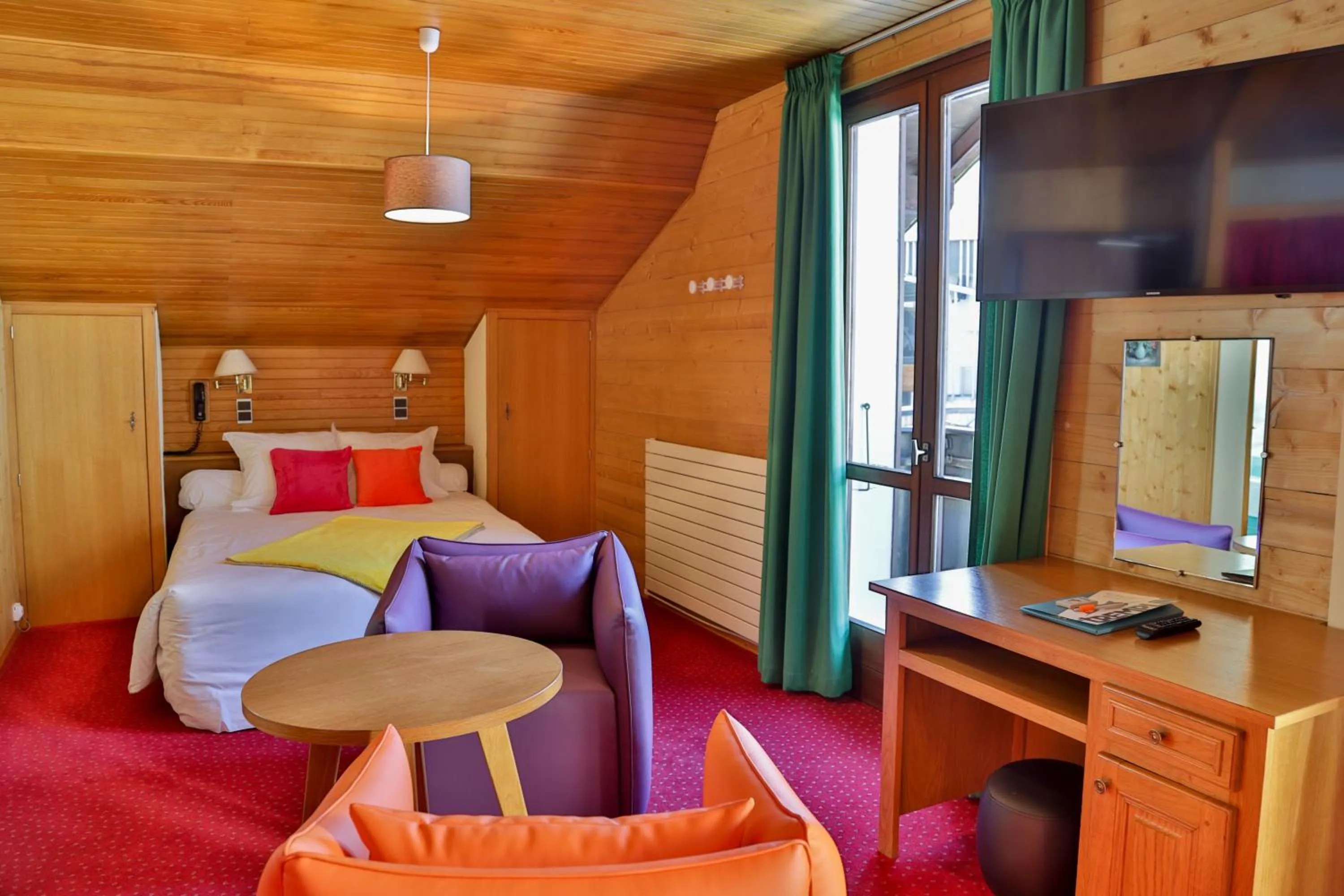Bed, TV/Entertainment Center in Hotel Le Tremplin