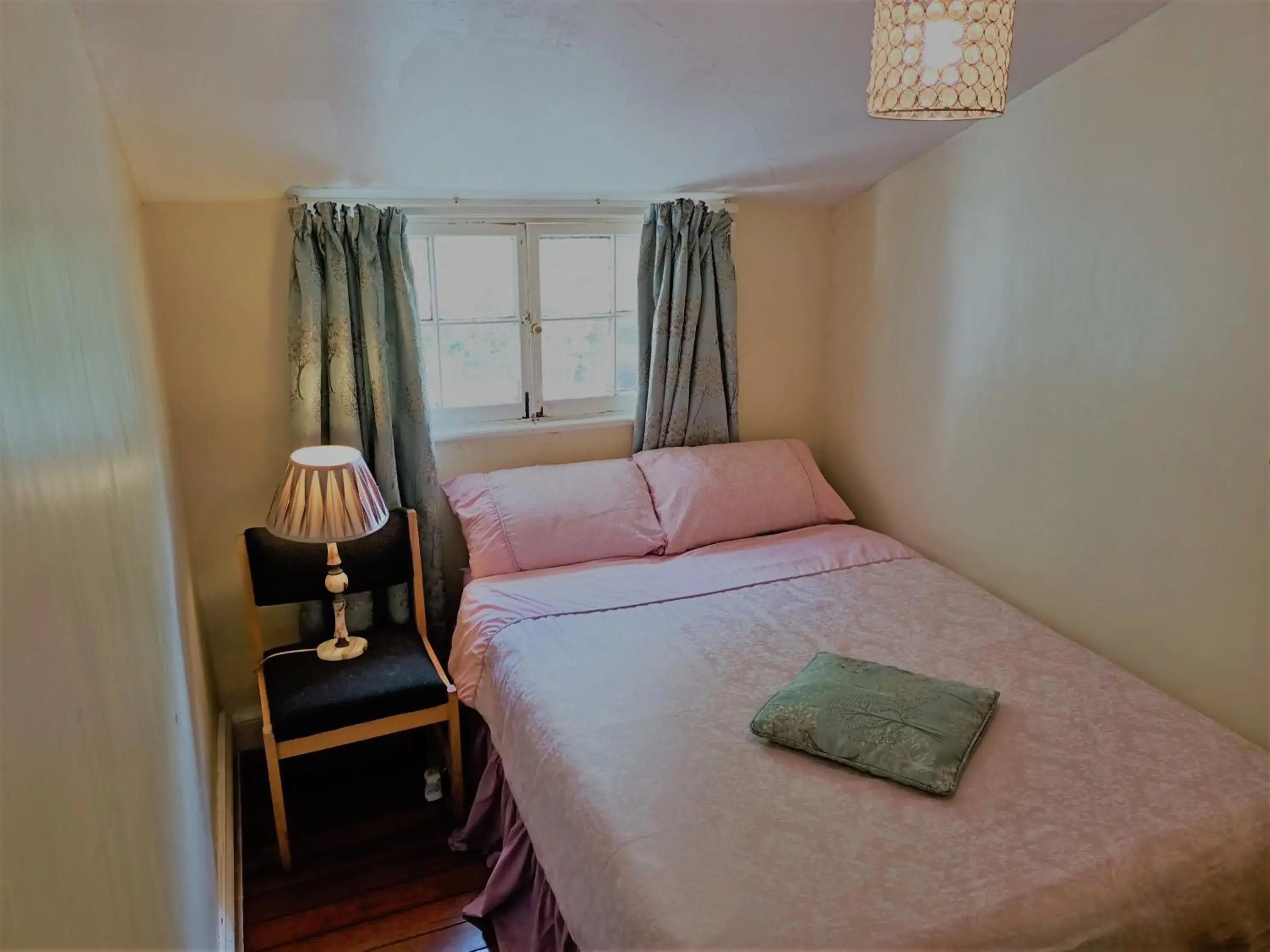 Double Room with Shared Bathroom in Embassie Backpackers Double Room with Shared Bathroom in Embassie Backpackers