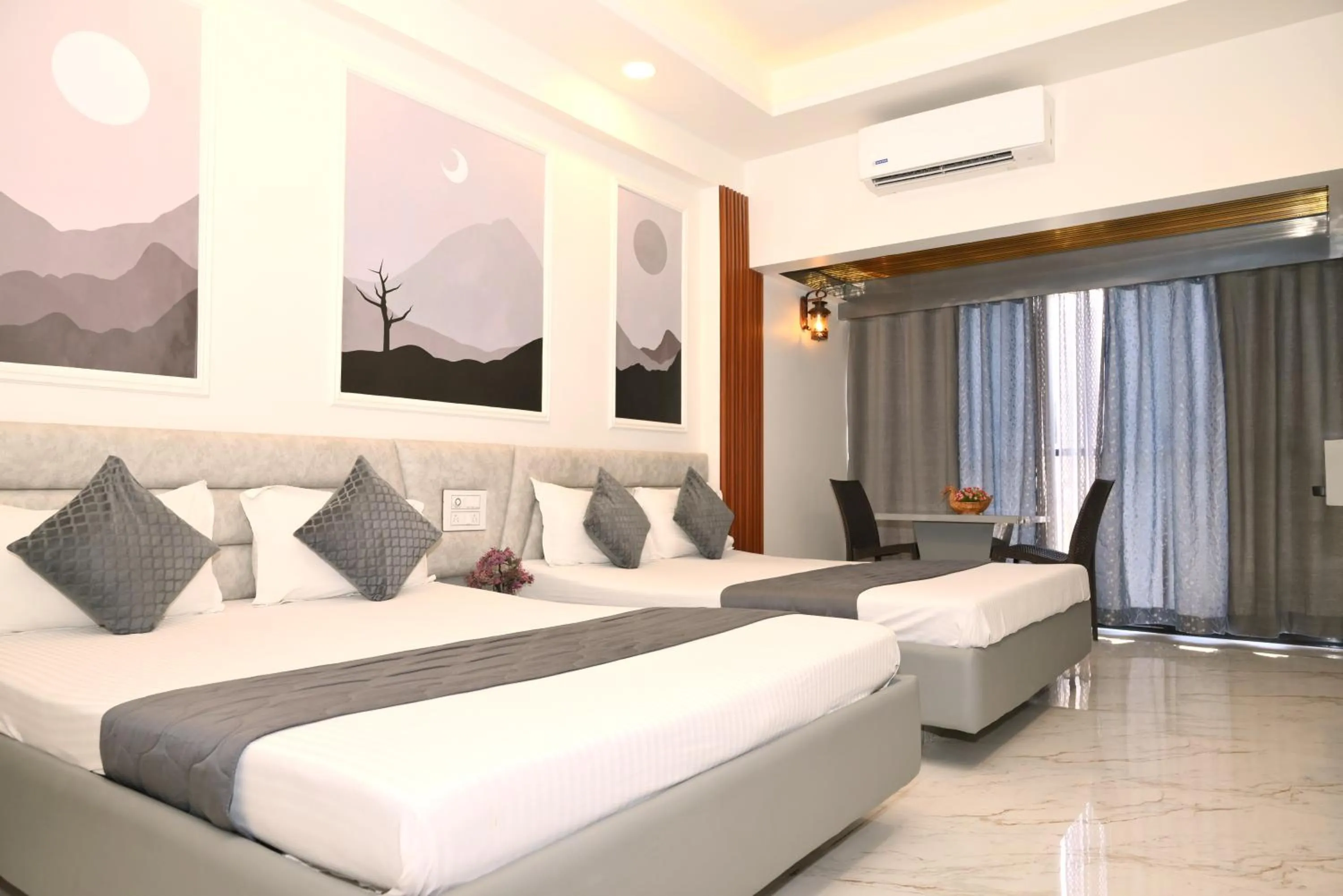 Bed in Hotel Saideep Villas, Shirdi